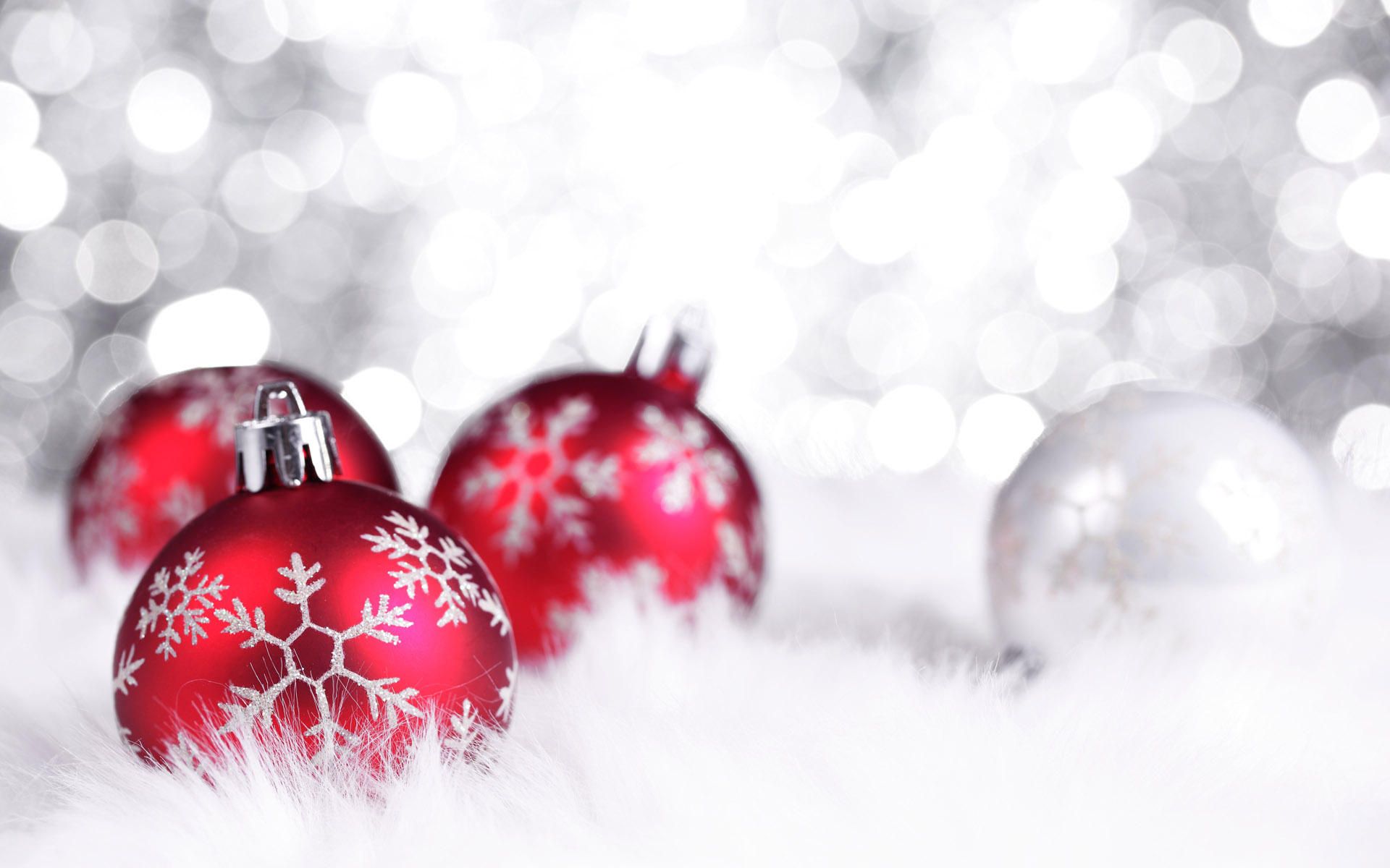 Red Ball Christmas Decor HD .downloadhdwallpaper.in