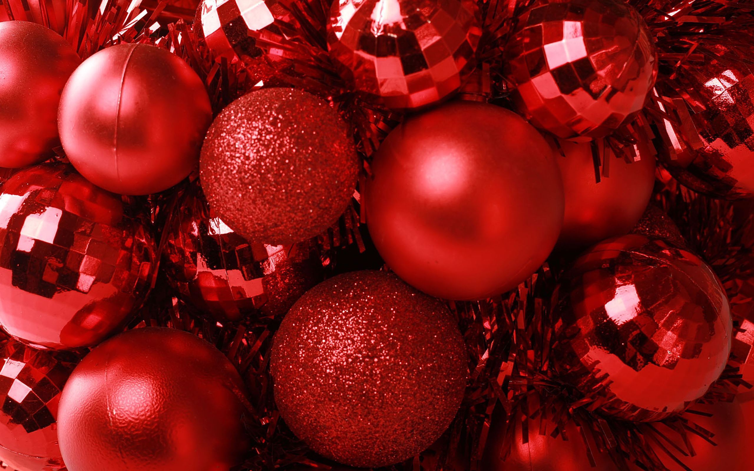 Red Christmas balls Wallpaper 1 .br.com
