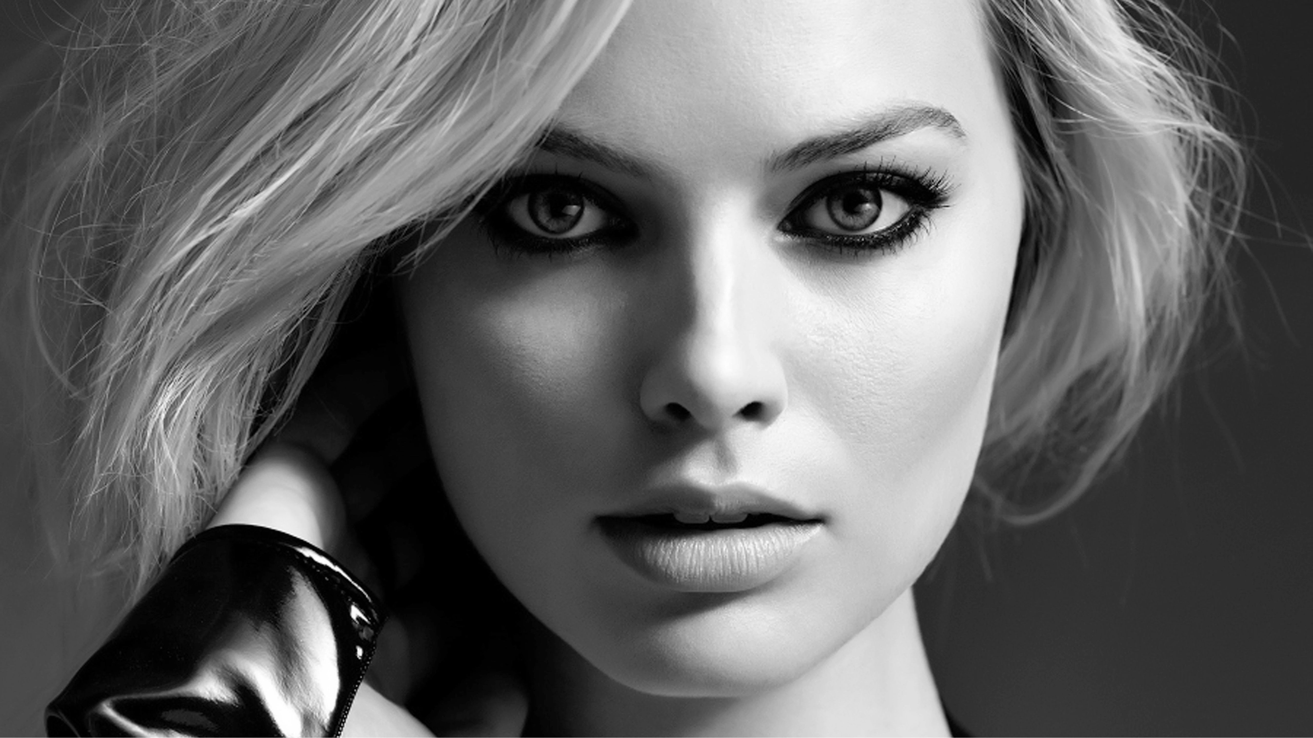 Margot Robbie White And Black Photo 4K