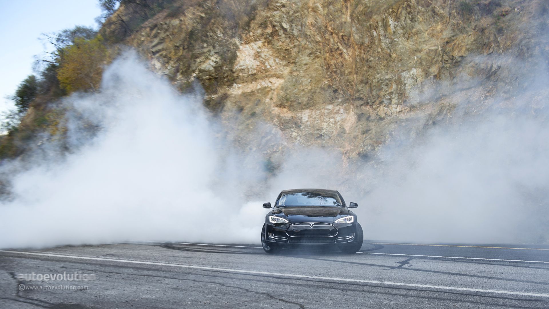 Tesla Model S Doing Monster Burnouts .autoevolution.com
