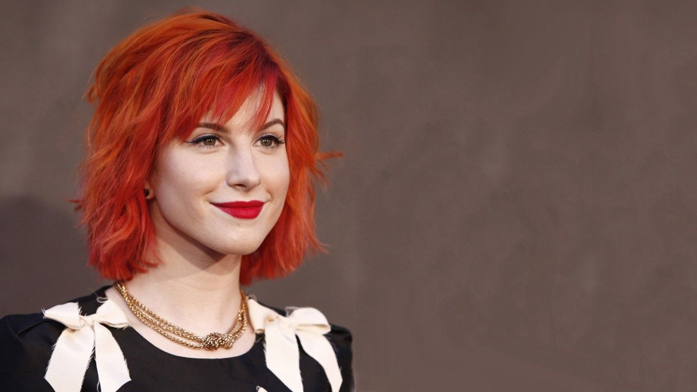 Download 1366x768 Hayley Williams .wallpapermaiden.com