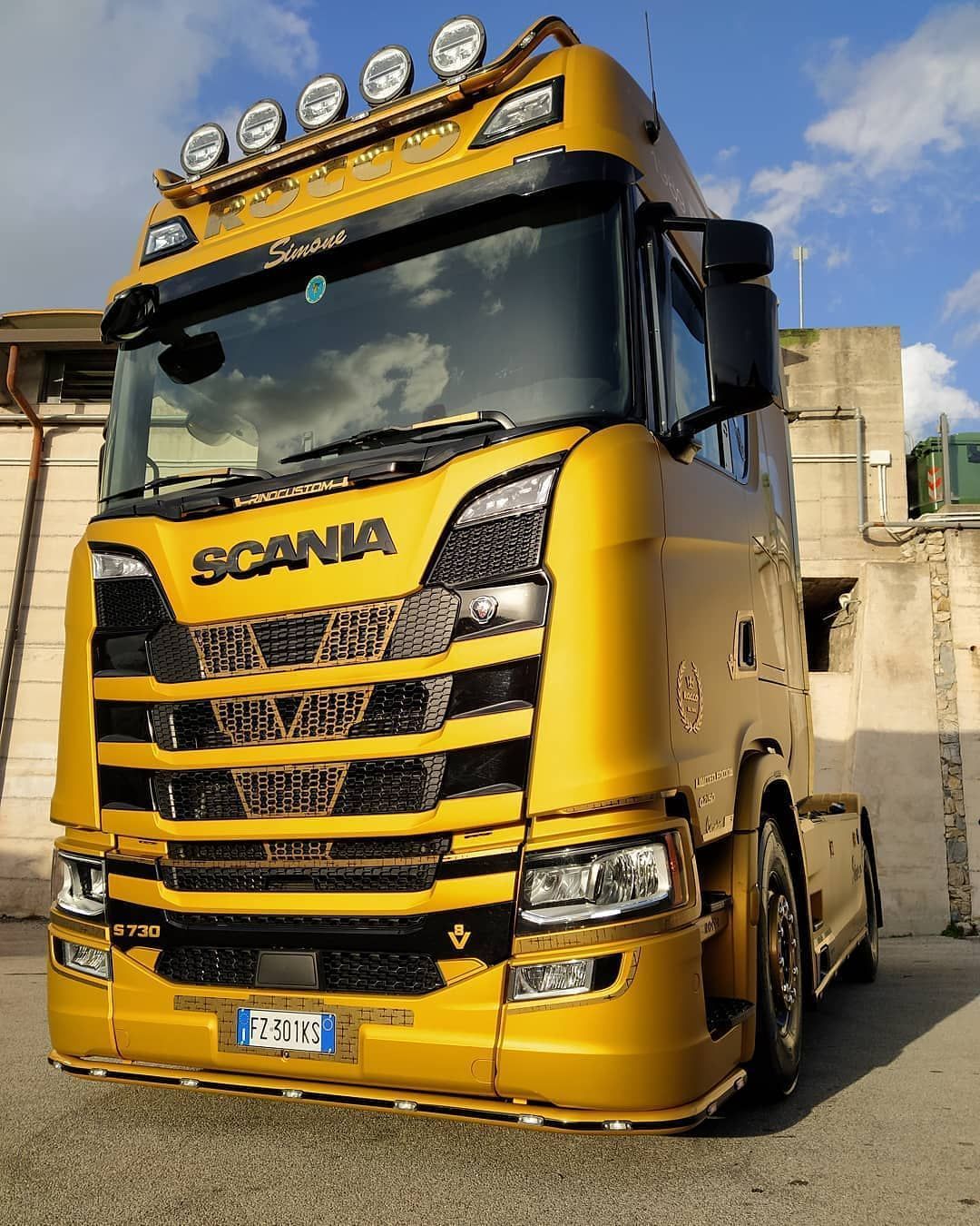 Gold Scania S730 V8. Customised trucks .com