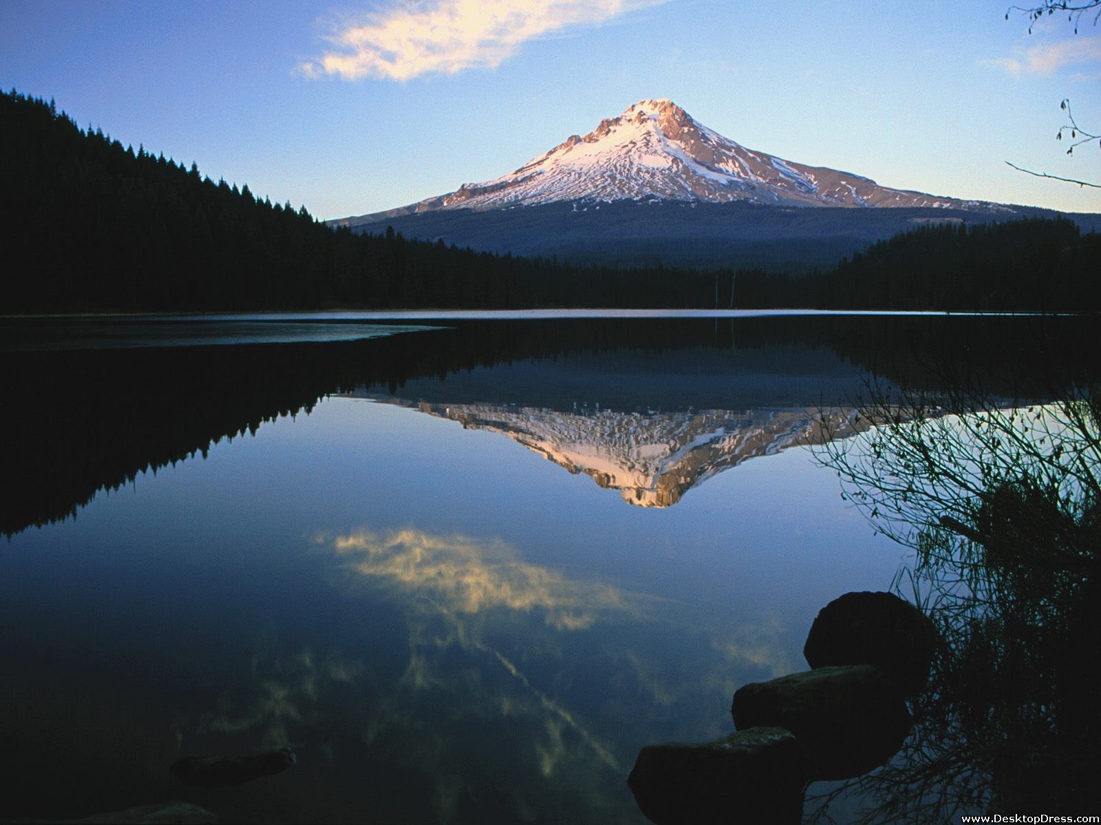 Mount Hood from Trillium Lake, Oregon .desktopdress.com