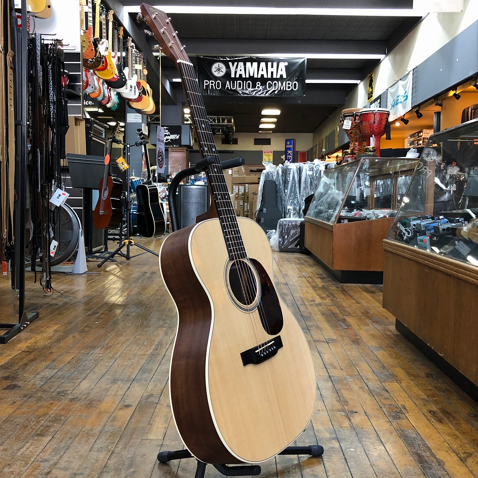 Martin 000 16E Granadillo Auditorium .musicmakersweb.com · In Stock