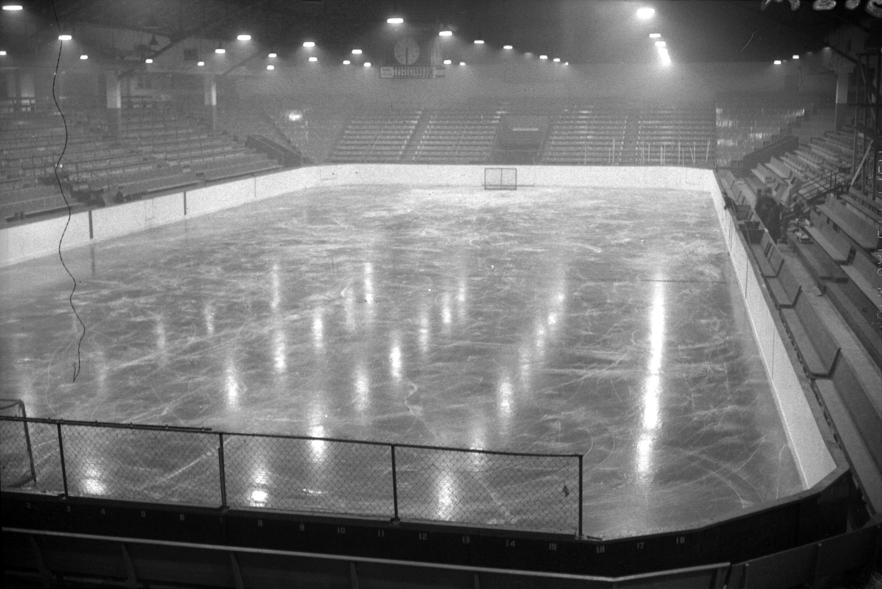 Лед на хоккейном стадионе
