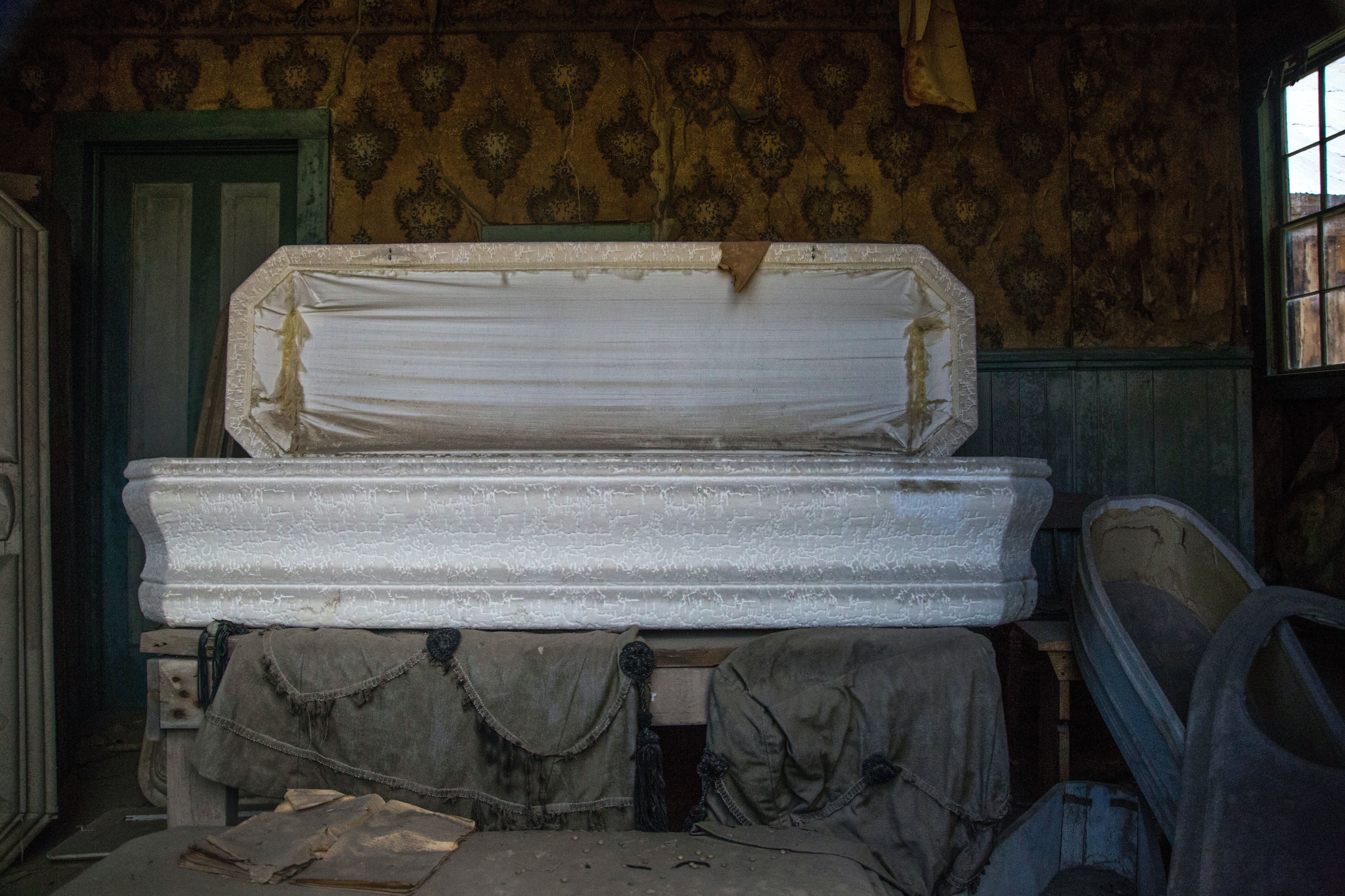 Free of casket, coffinpexels.com