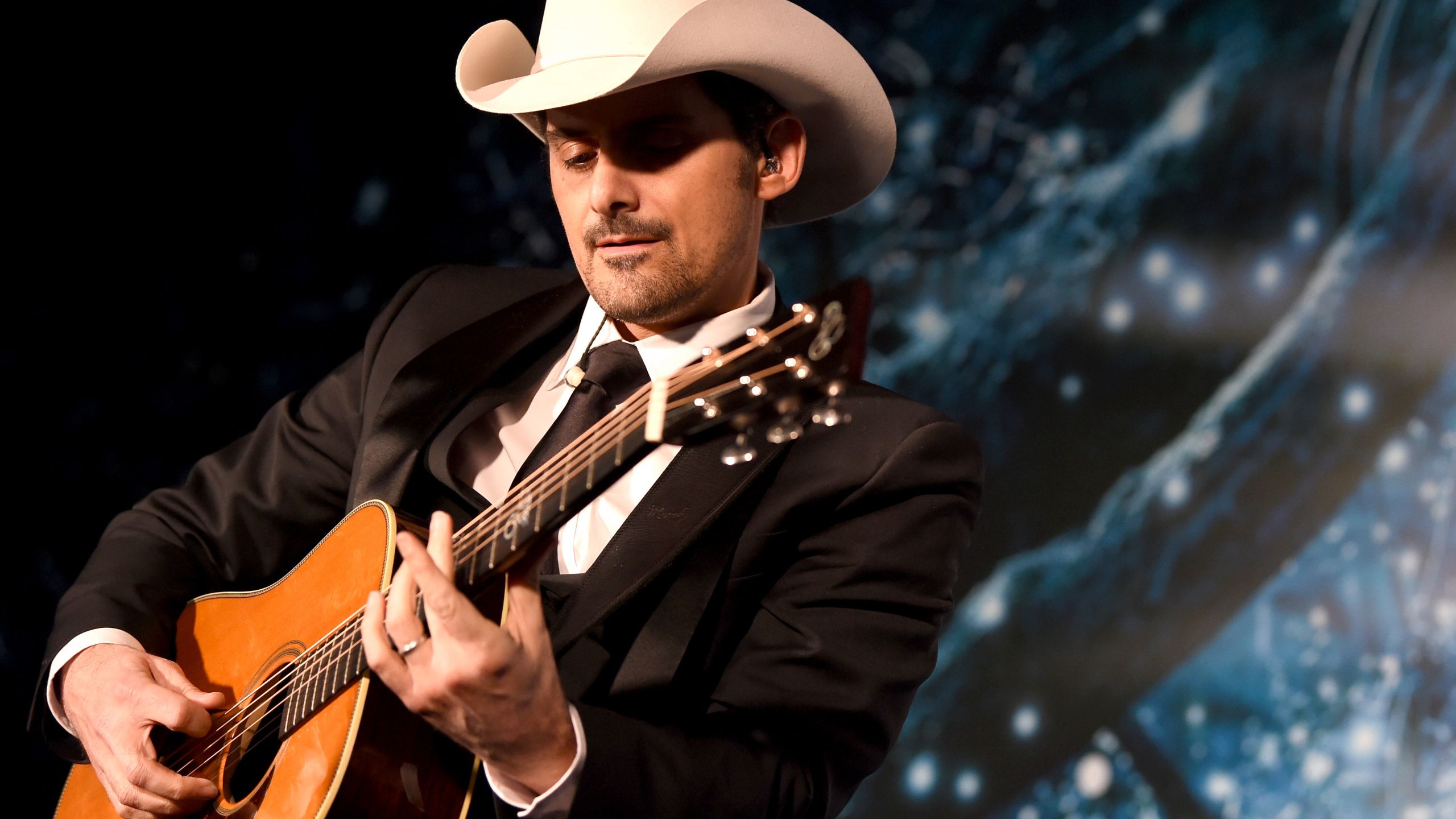 Brad Paisley raises a glass with fans .wreg.com