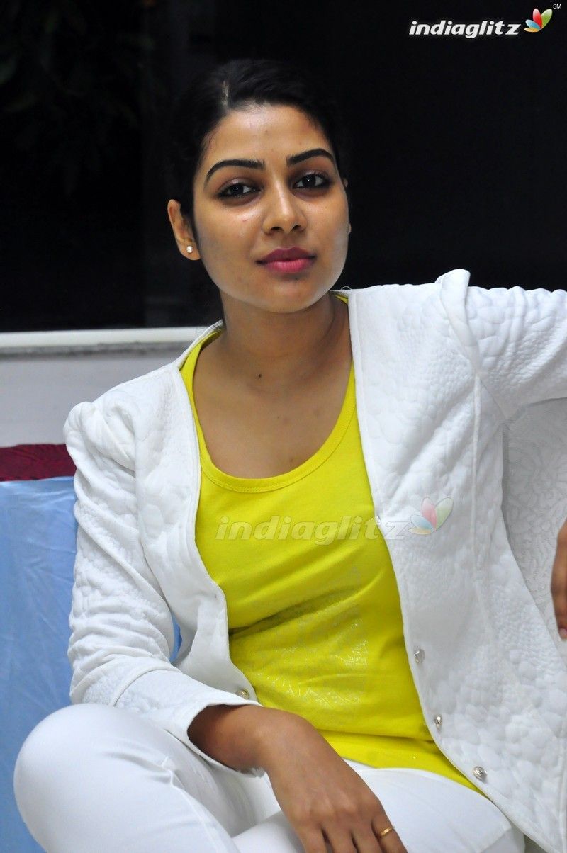 Satna Titus Photo Actress .indiaglitz.com