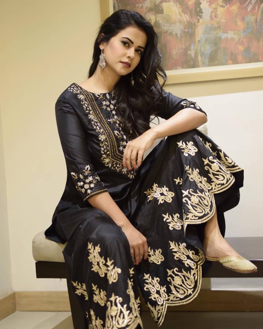 Sharmiela Mandre Photo [HD]: Latest .filmibeat.com