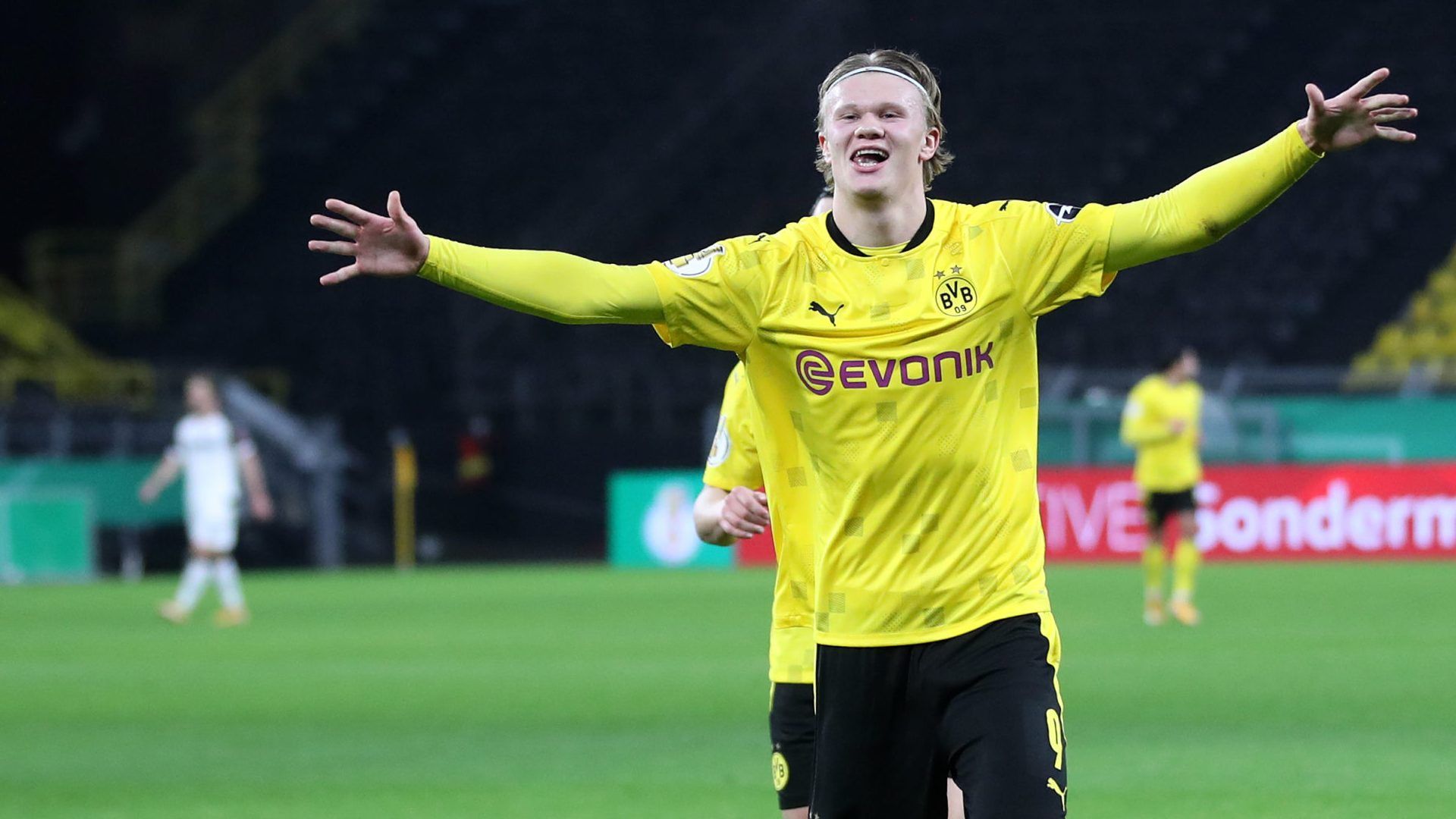 Borussia Dortmund survive Paderborn .bundesliga.com