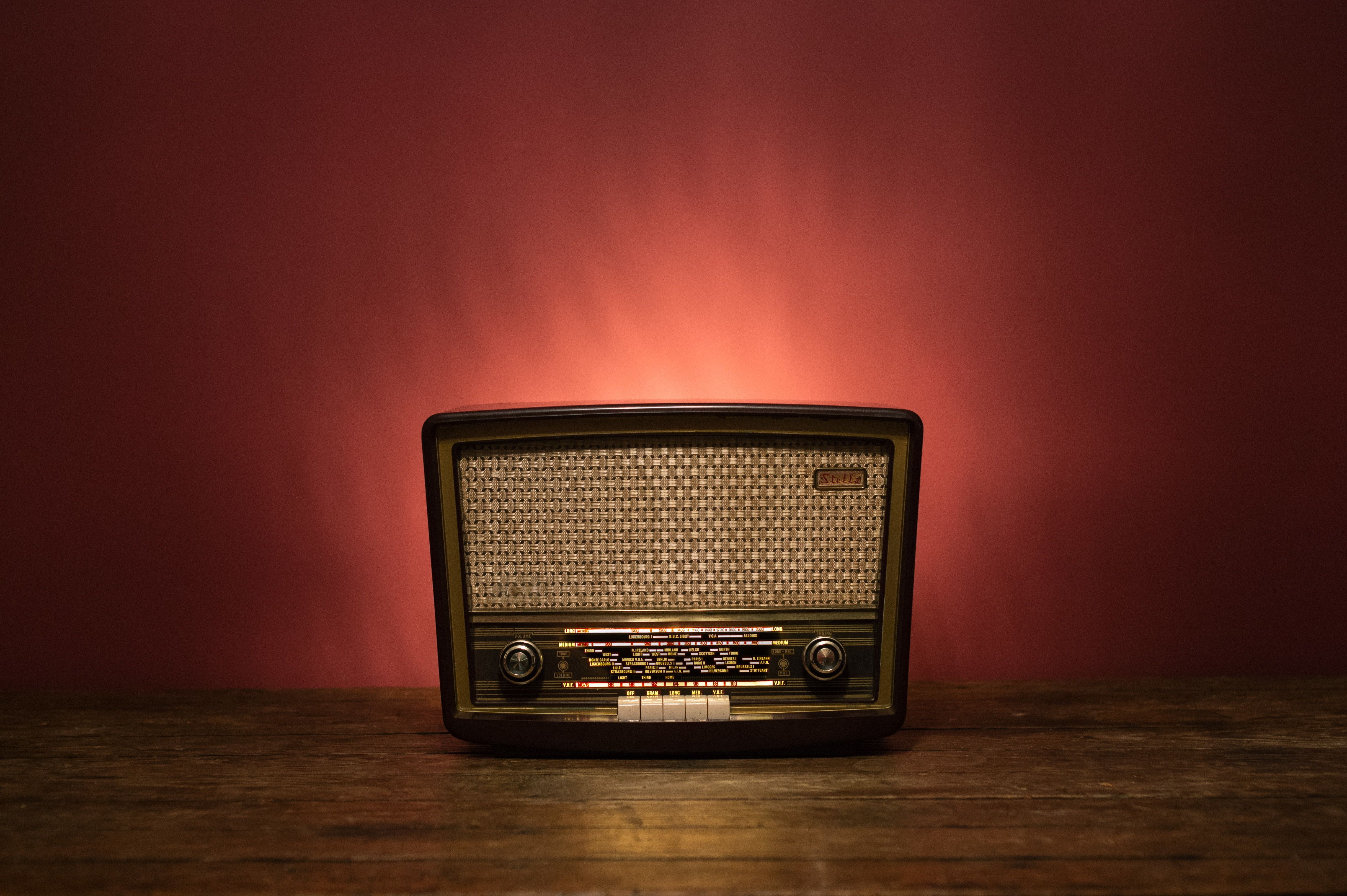 vintage black radio, background .com
