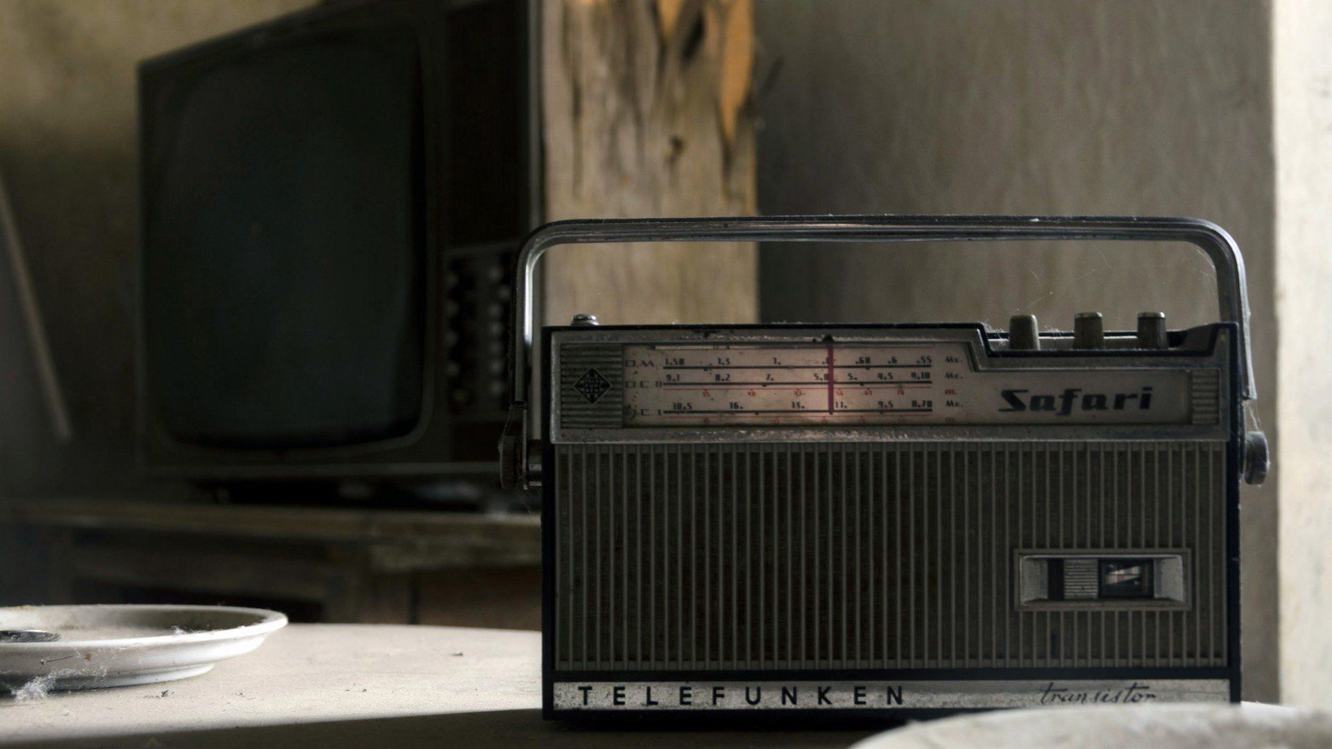 abandoned, Old, Television sets, Radio .wallup.net