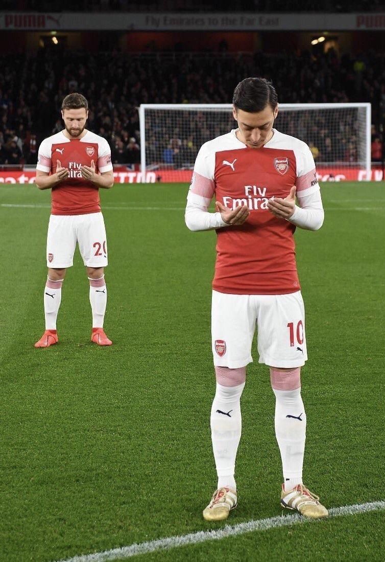 Shkodran Mustafi praying .com