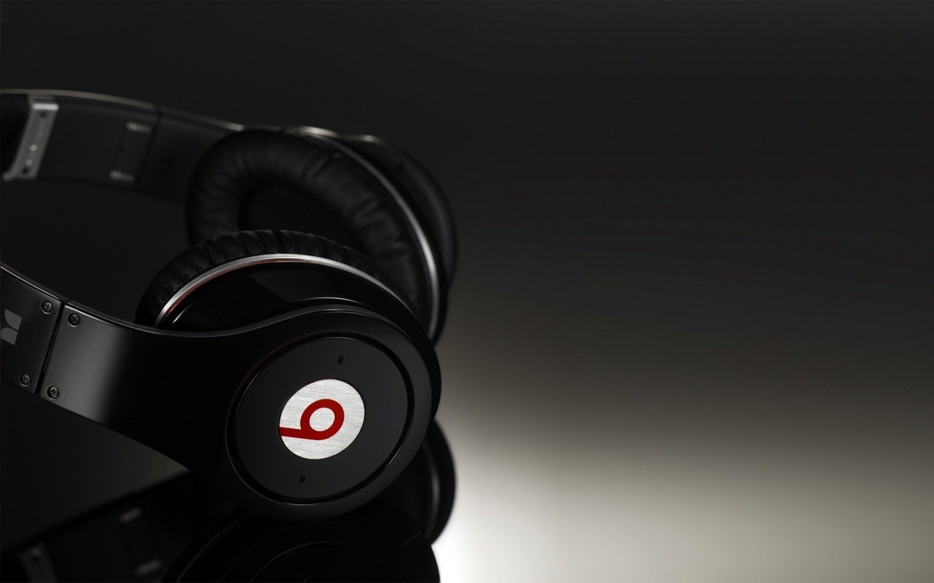 Beats by Dr.Dre wallpaperf.co.ua