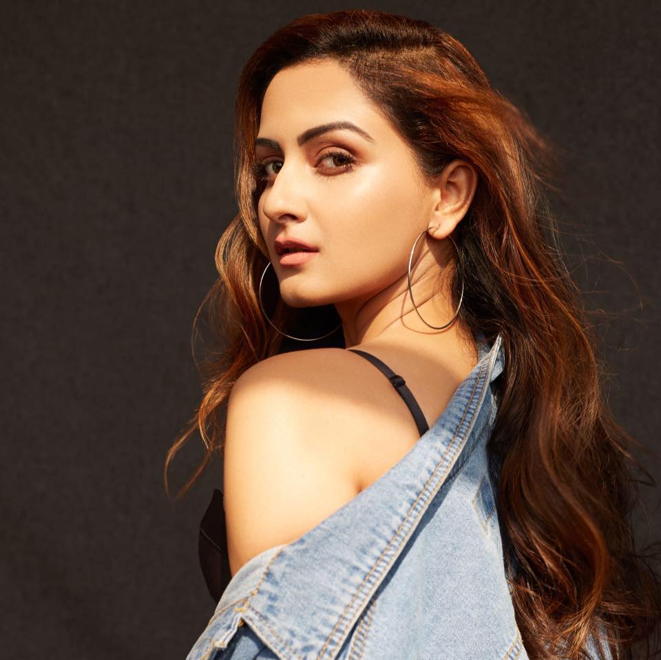 Meet Guru Randhawa Tere Te Song actress .hitmoviedialogues.in