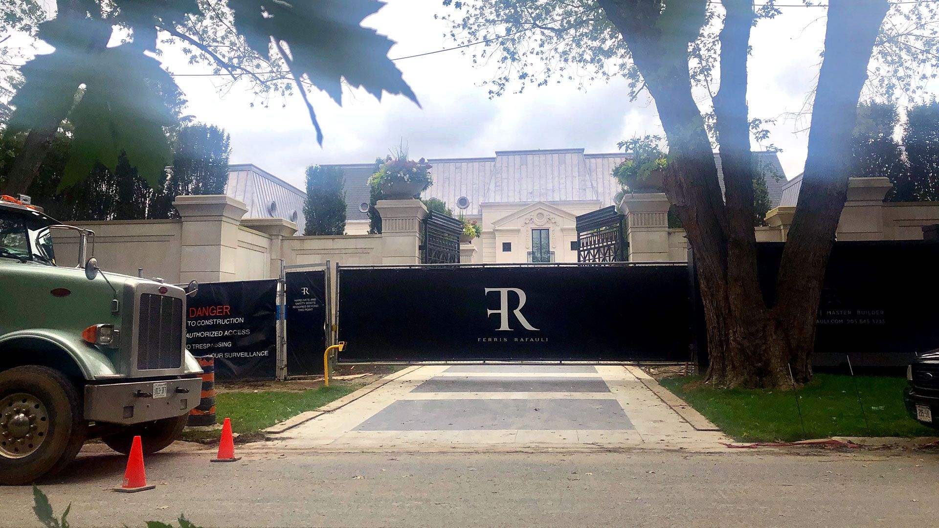 Toronto allows taller fences at Drake's .toronto.ctvnews.ca