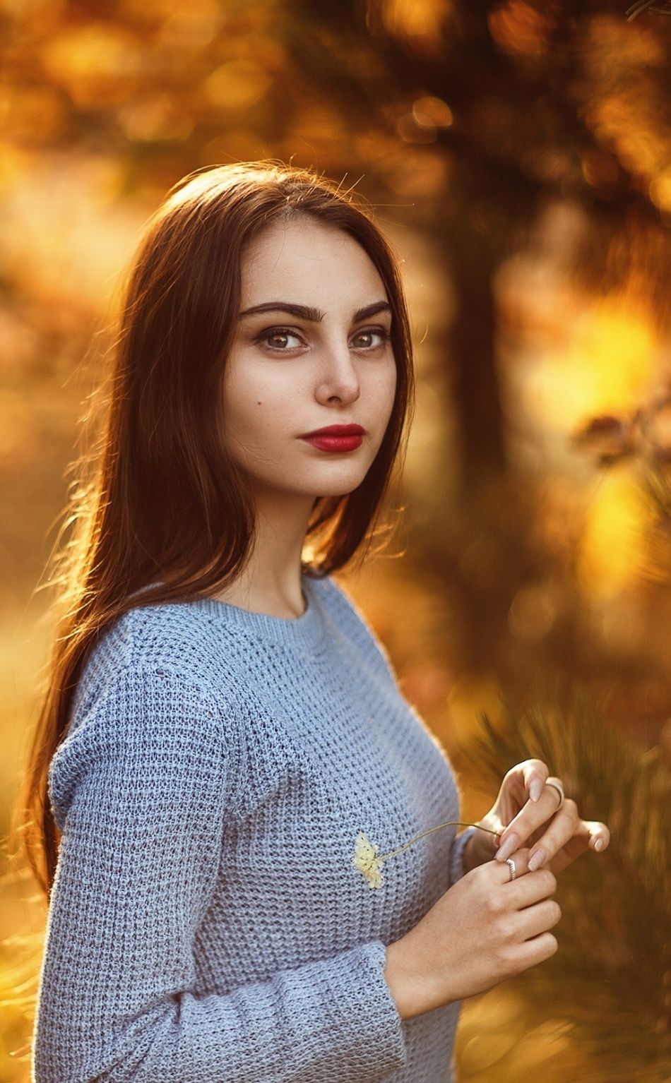 Woman model, outdoor, portrait .com