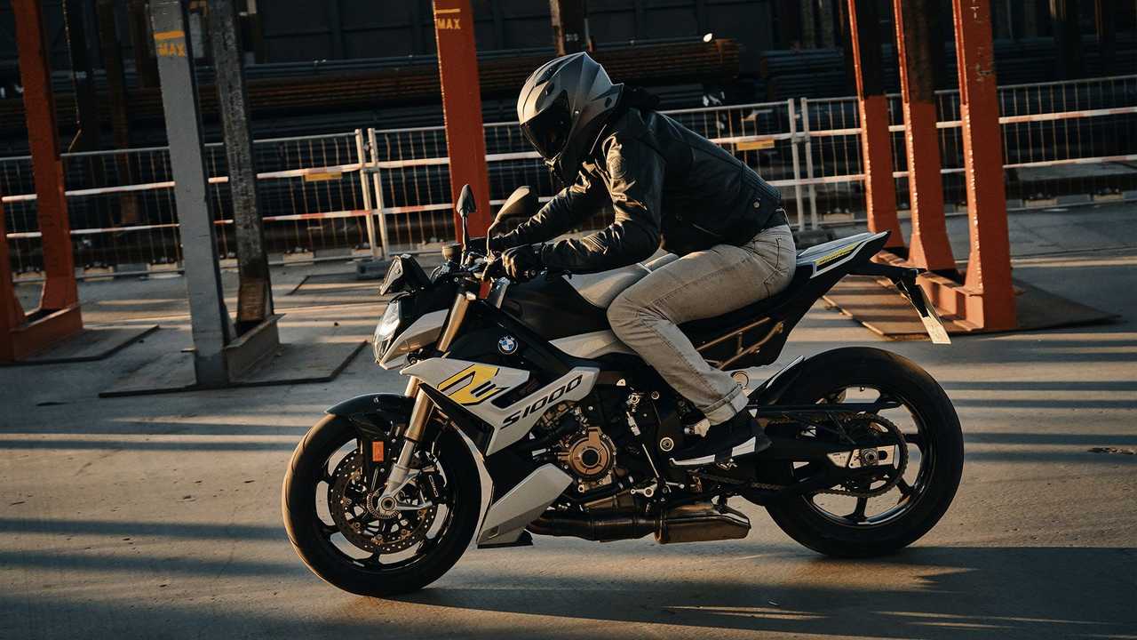 Dynamic 2021 BMW S 1000 R .rideapart.com