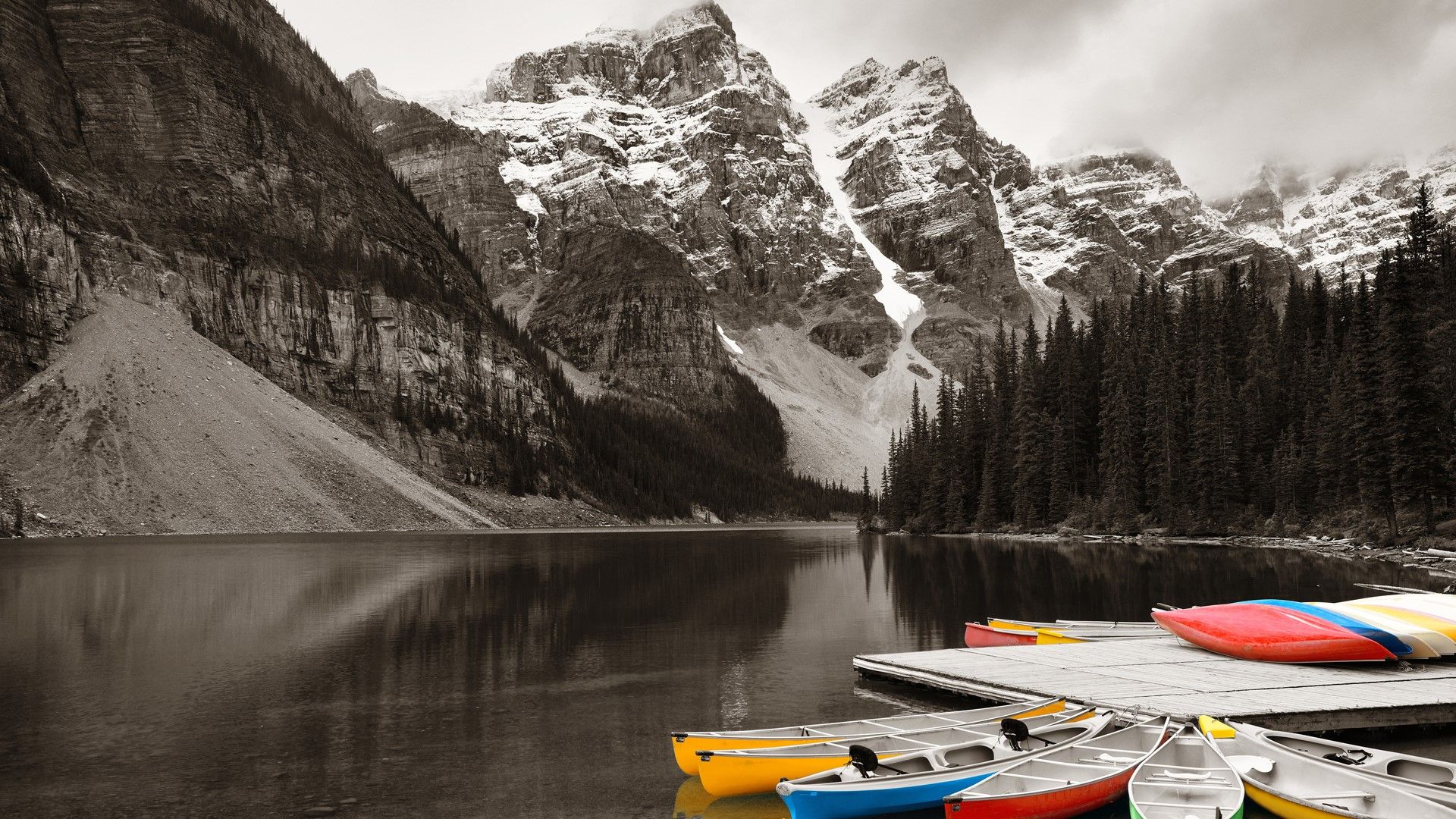 Moraine Lake and boats with snow capped .windows10spotlight.com