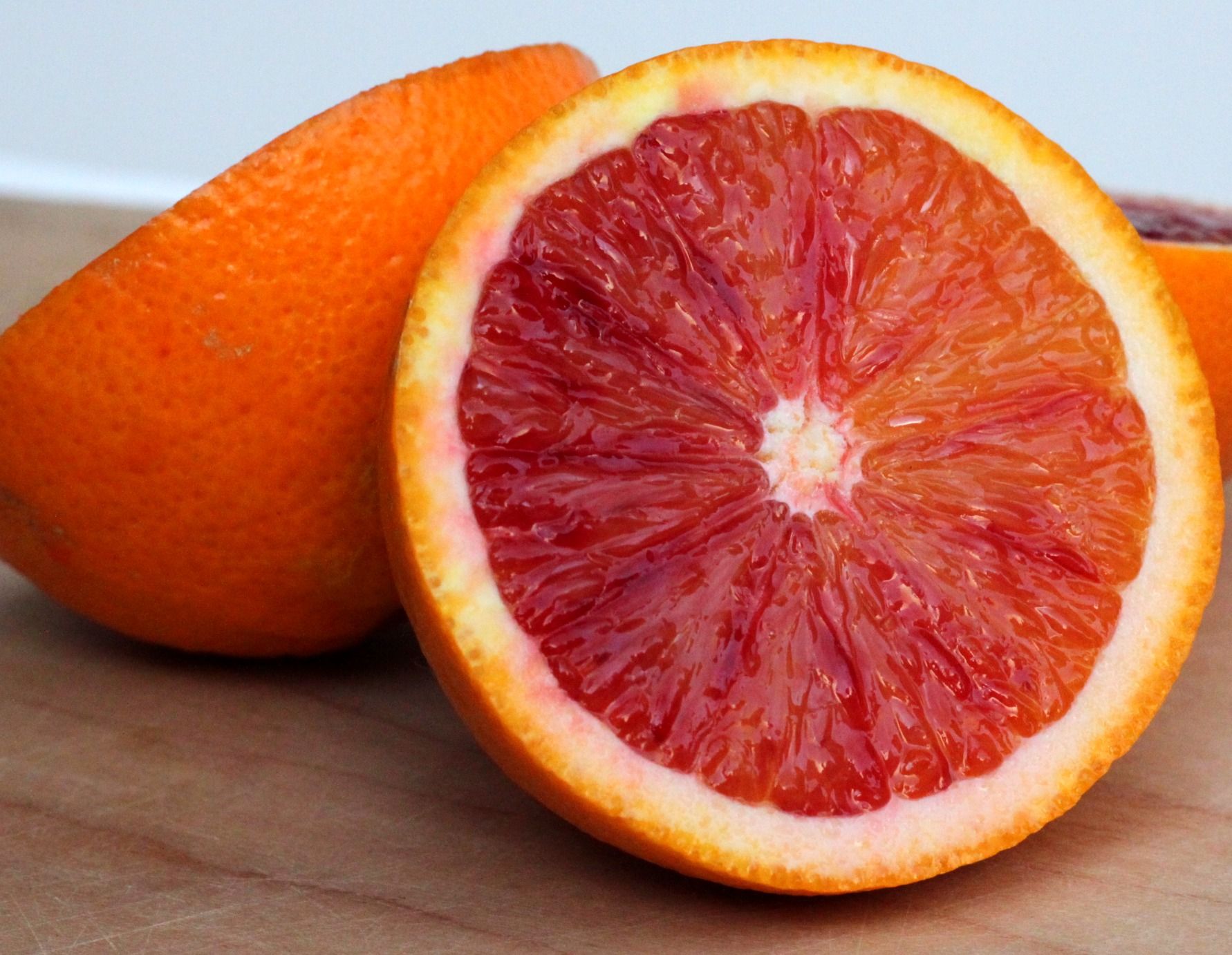 Апельсин грейпфрут как называется. Кровавый Сицилийский апельсин. Красный (Кровавый) Сицилийский апельсин. Апельсины Сангвинелли с красной мякотью. Сицилийский цитрус.