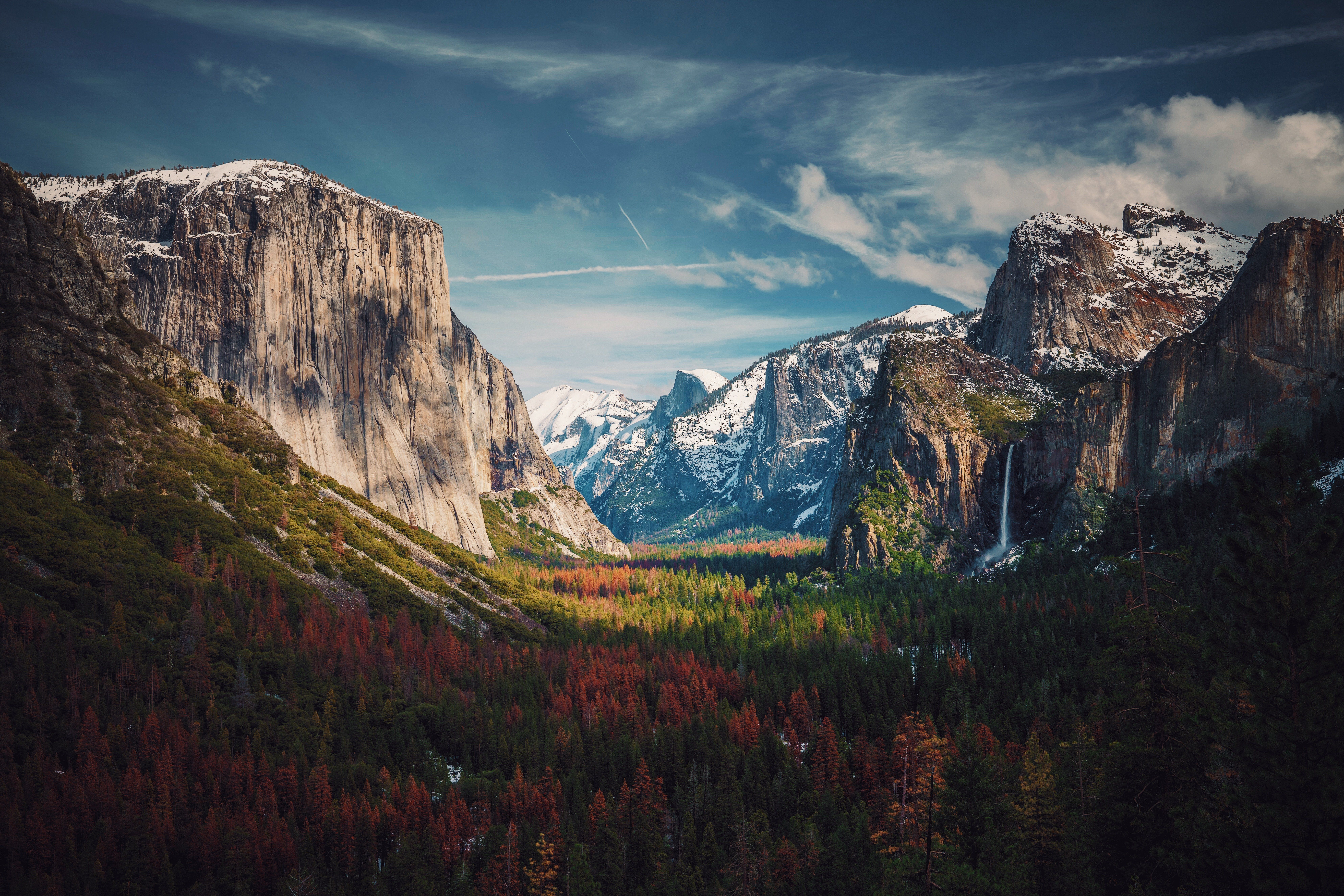 Yosemite National Park - Hãy khám phá những khoảnh khắc kỳ vĩ của Yosemite trong hình nền 4k đẹp mê hồn này. Tận hưởng màn hình của bạn với bầu trời bao la, ngọn núi hùng vĩ và thác nước mãnh liệt. Đây chắc chắn là một trải nghiệm tuyệt vời mà bạn không nên bỏ lỡ.