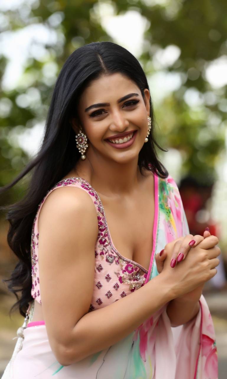 Daksha Nagarkar wallpaper