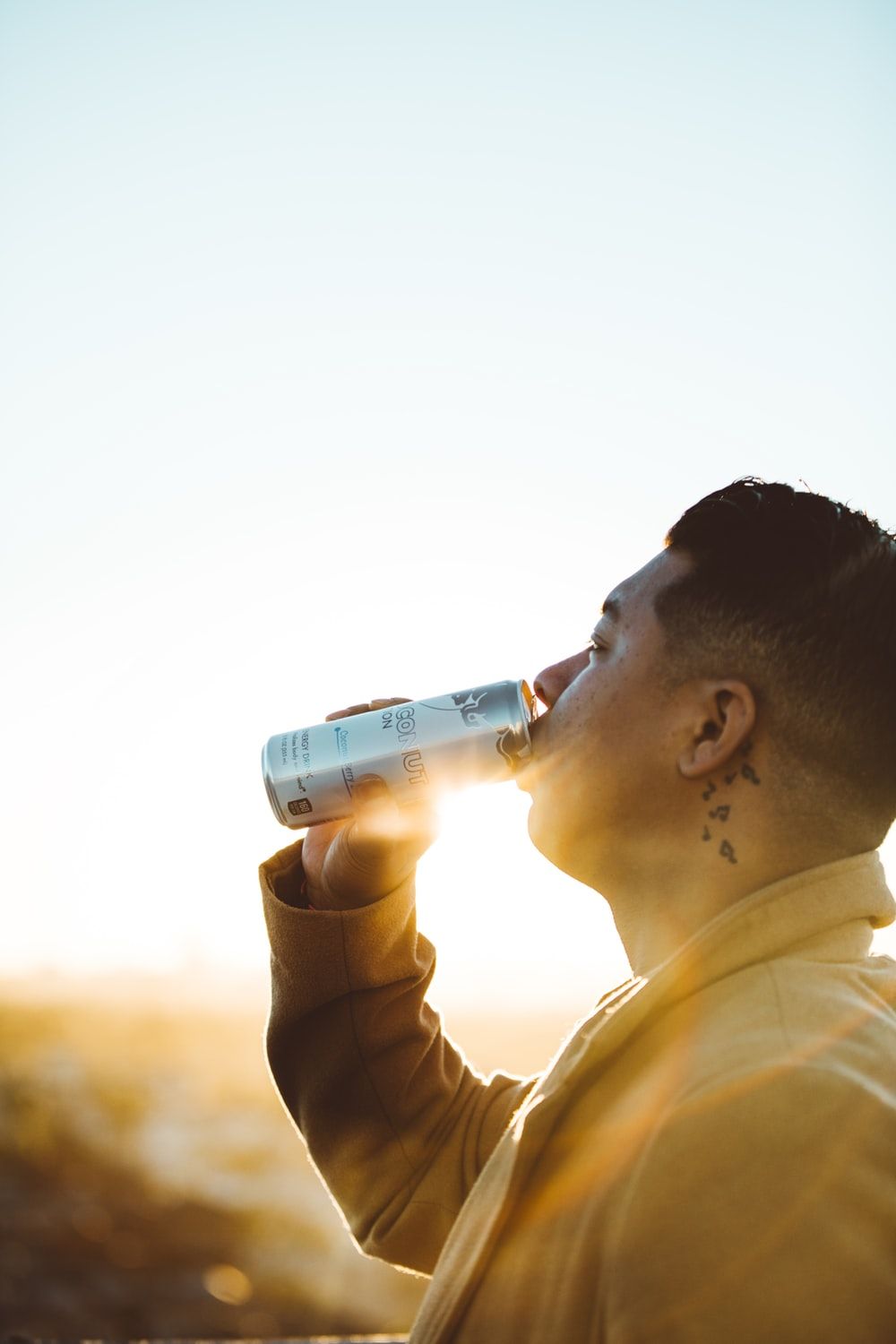 man drinking beer photo