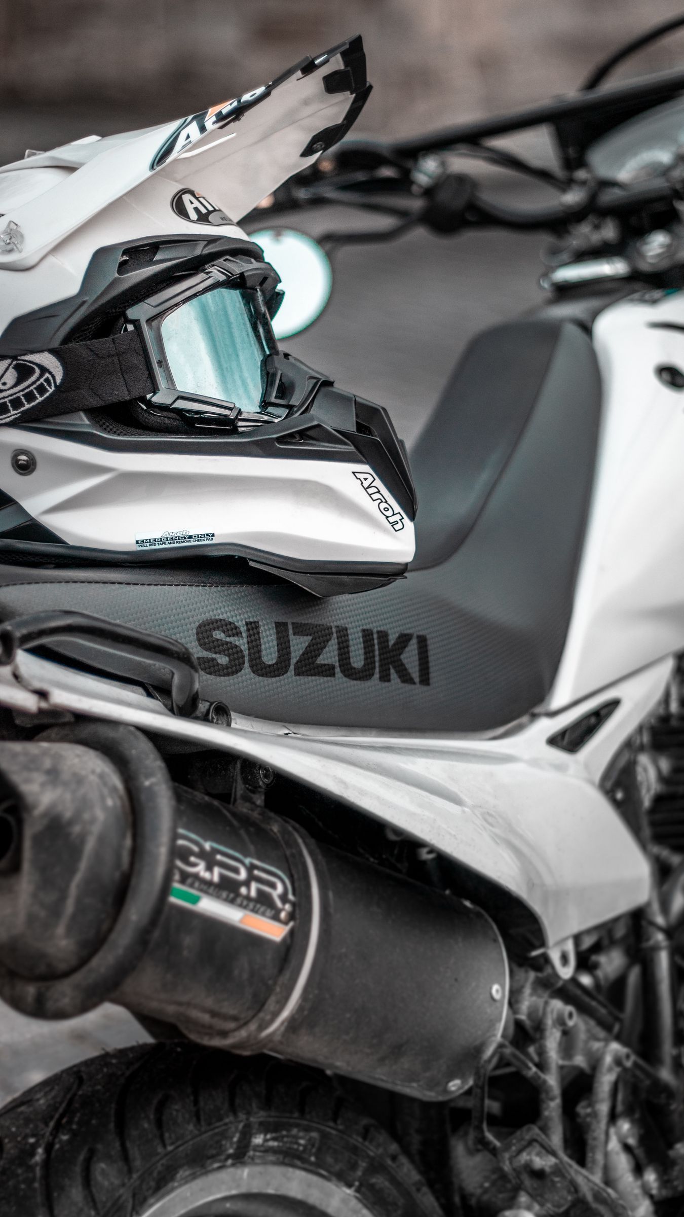 Download wallpaper 1350x2400 suzuki, motorcycle, helmet, bike iphone 8+/7+/6s+/for parallax HD background