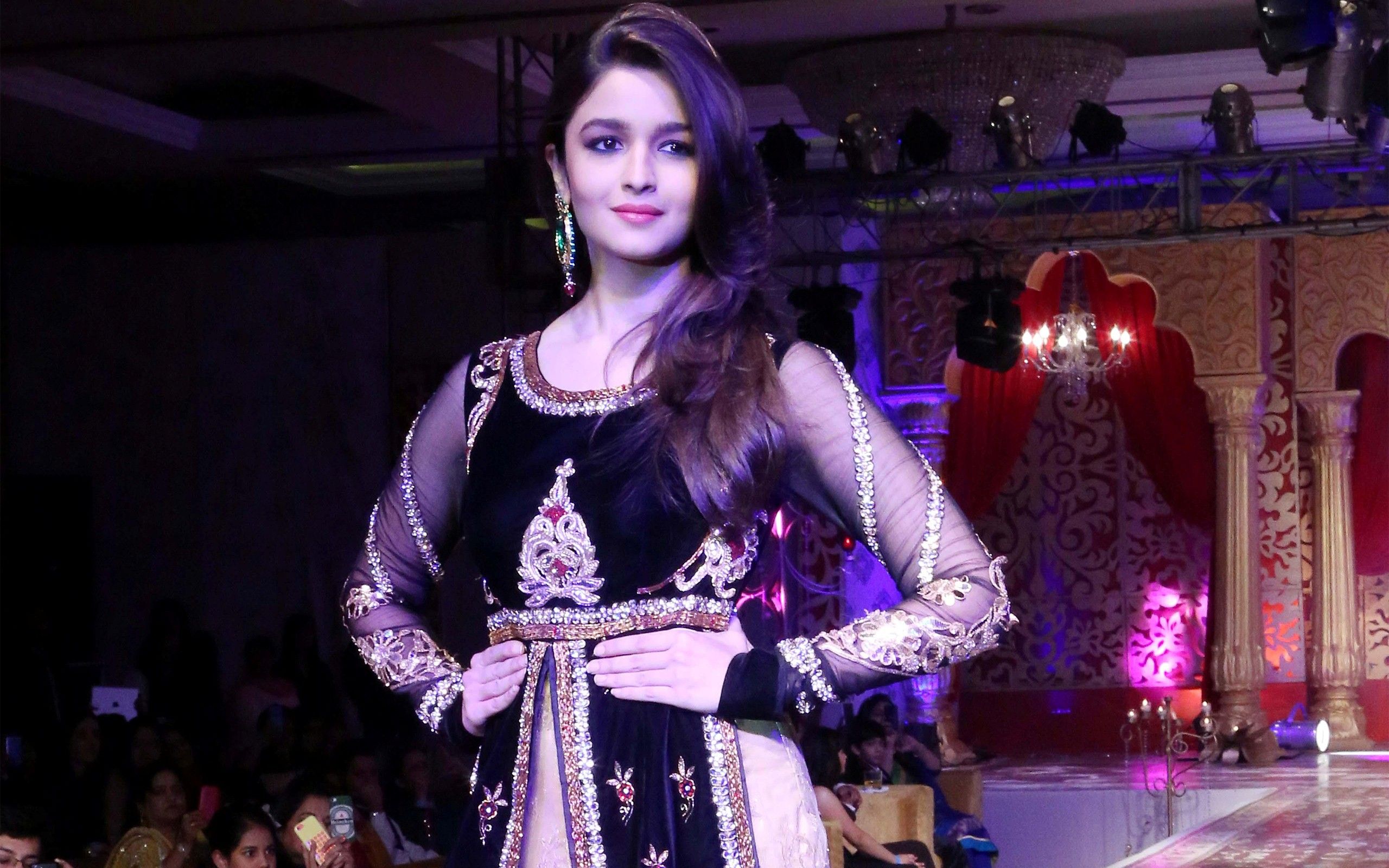 Most Famous Beautiful Actress Alia Bhatt In New Latest Bhatt Traditional Dress