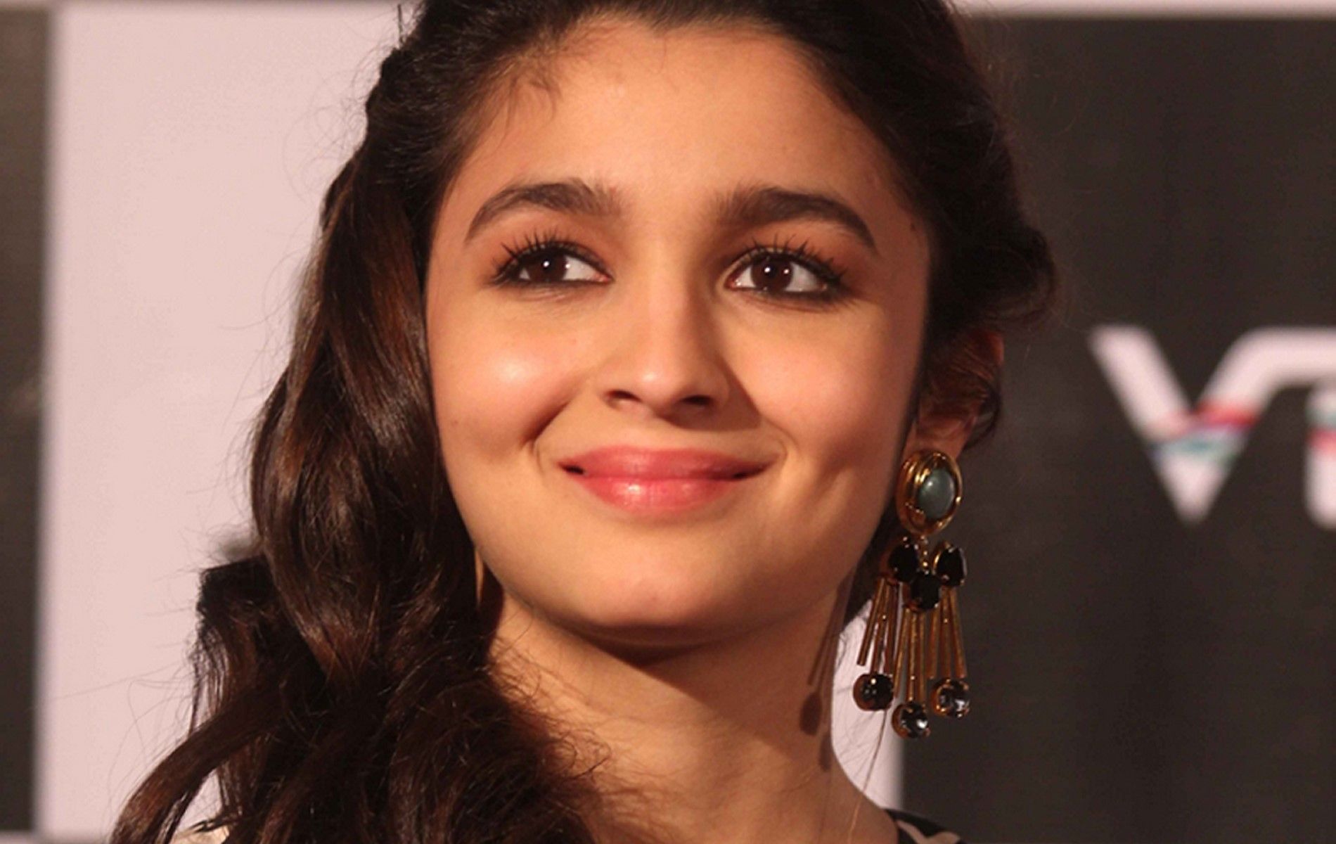 Download 1900x1200 Cute Smile of Famous Bollywood Actress Alia Bhatt HD Wallpaper