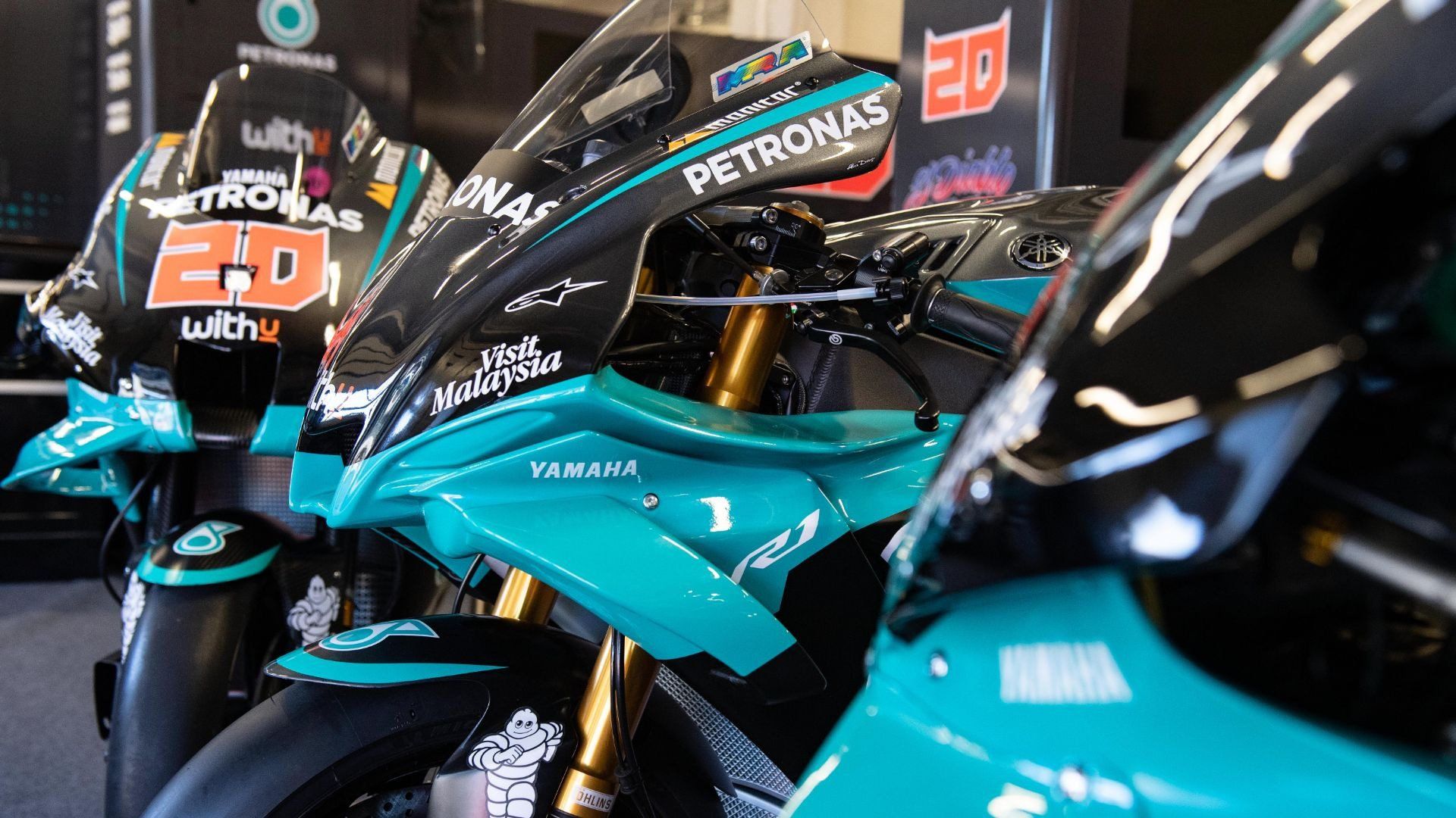 Street Yamaha: an R1 in the colors of the M1 Petronas with even the fins on!