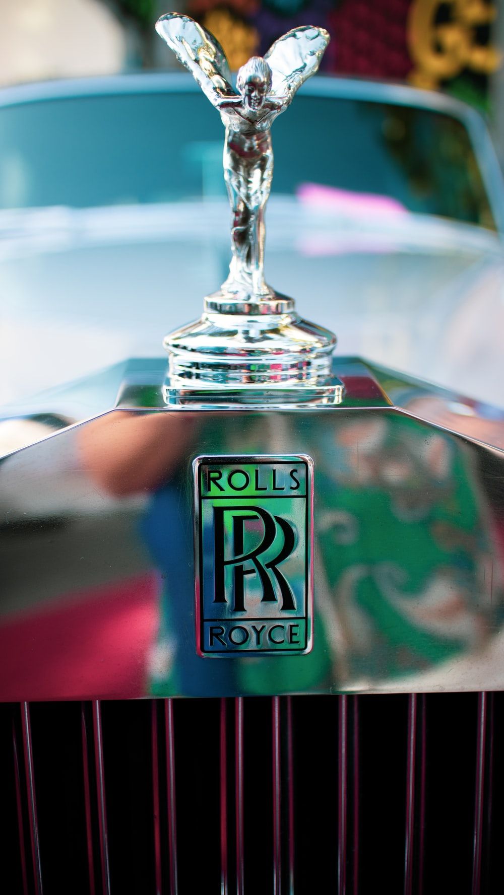 Rolls Royce логотип на капоте