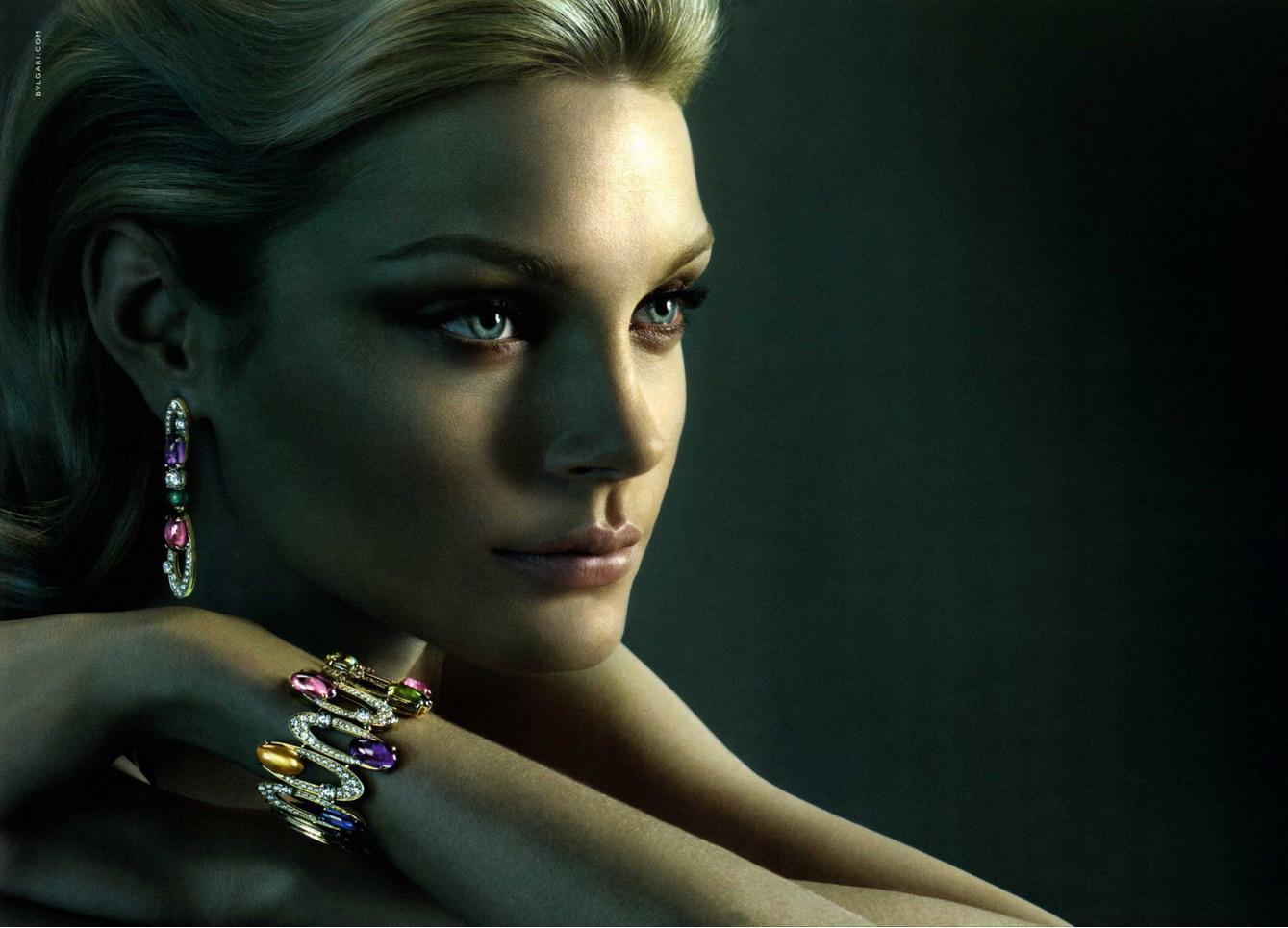 Bvlgari Wallpaper. Bvlgari Wallpaper, Bvlgari Necklace with Green Background and