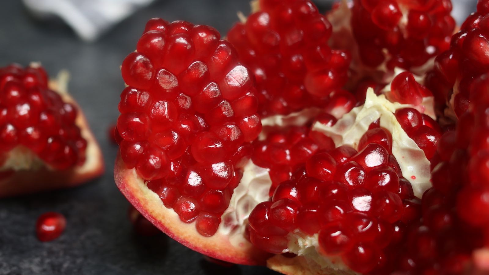 How to Cut and Juice a Pomegranate {+Health Benefits}