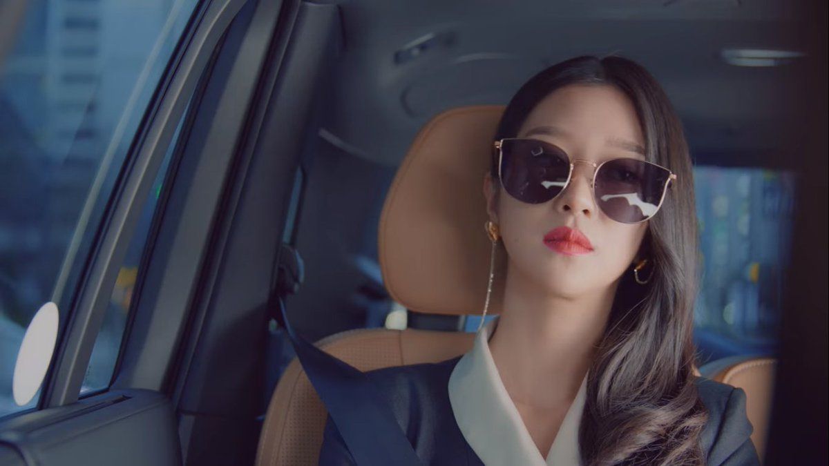 ko mun yeong black outfit