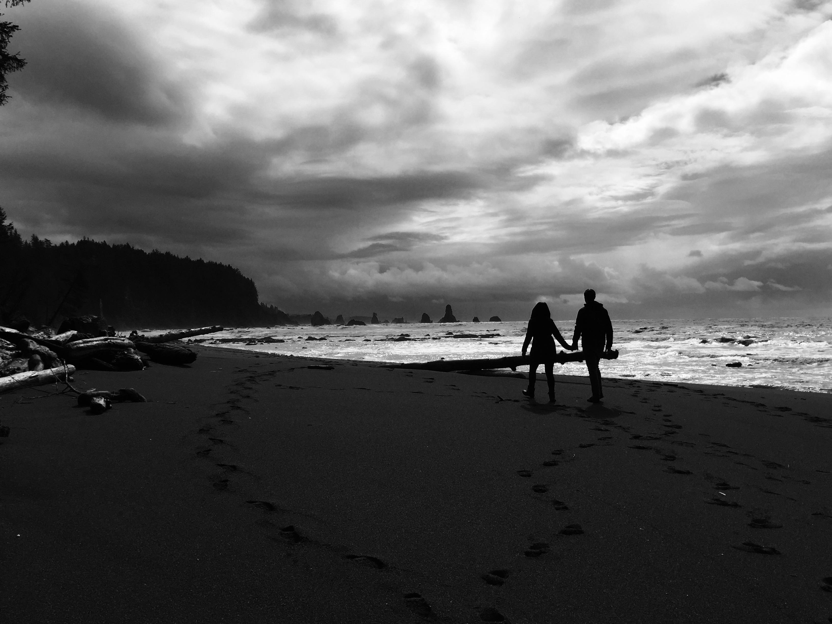 A Couple Walking on the Beach [OC][3264x2448]