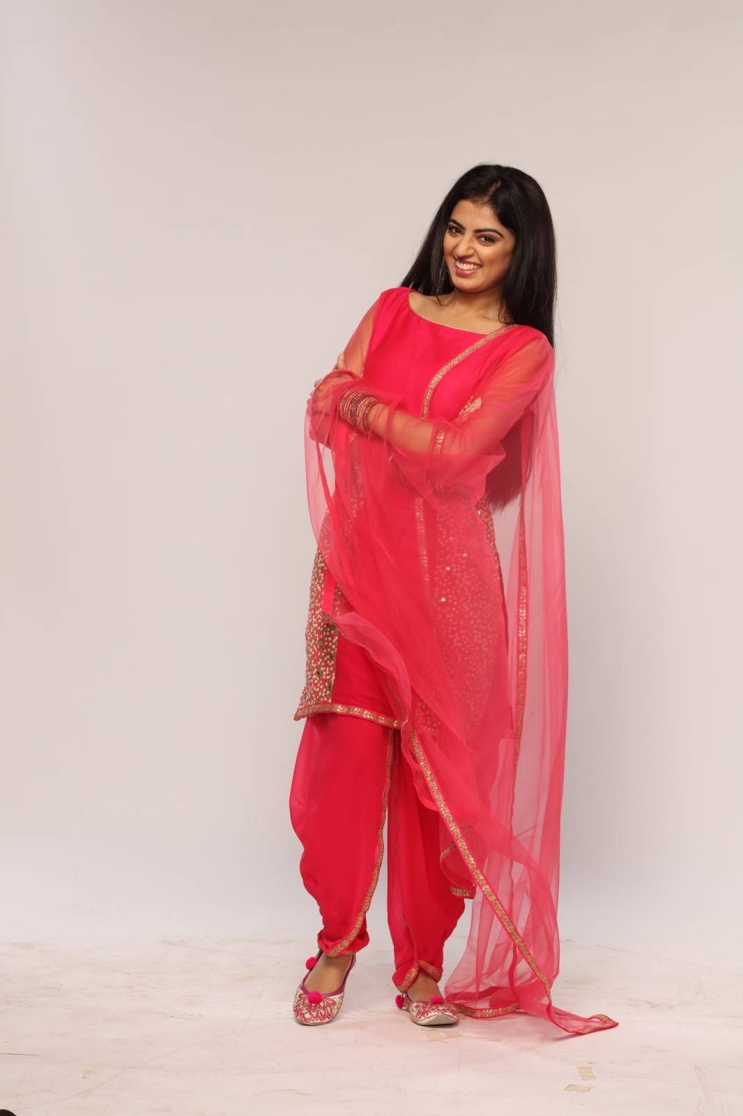 Roshni sahota ideas. fashion, saree, wallpaper for facebook