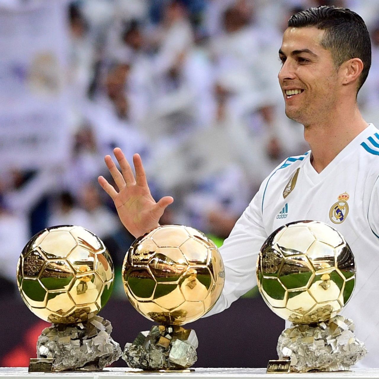 Álbumes 94+ Foto Fotos De Cristiano Ronaldo Con El Balon De Oro ...