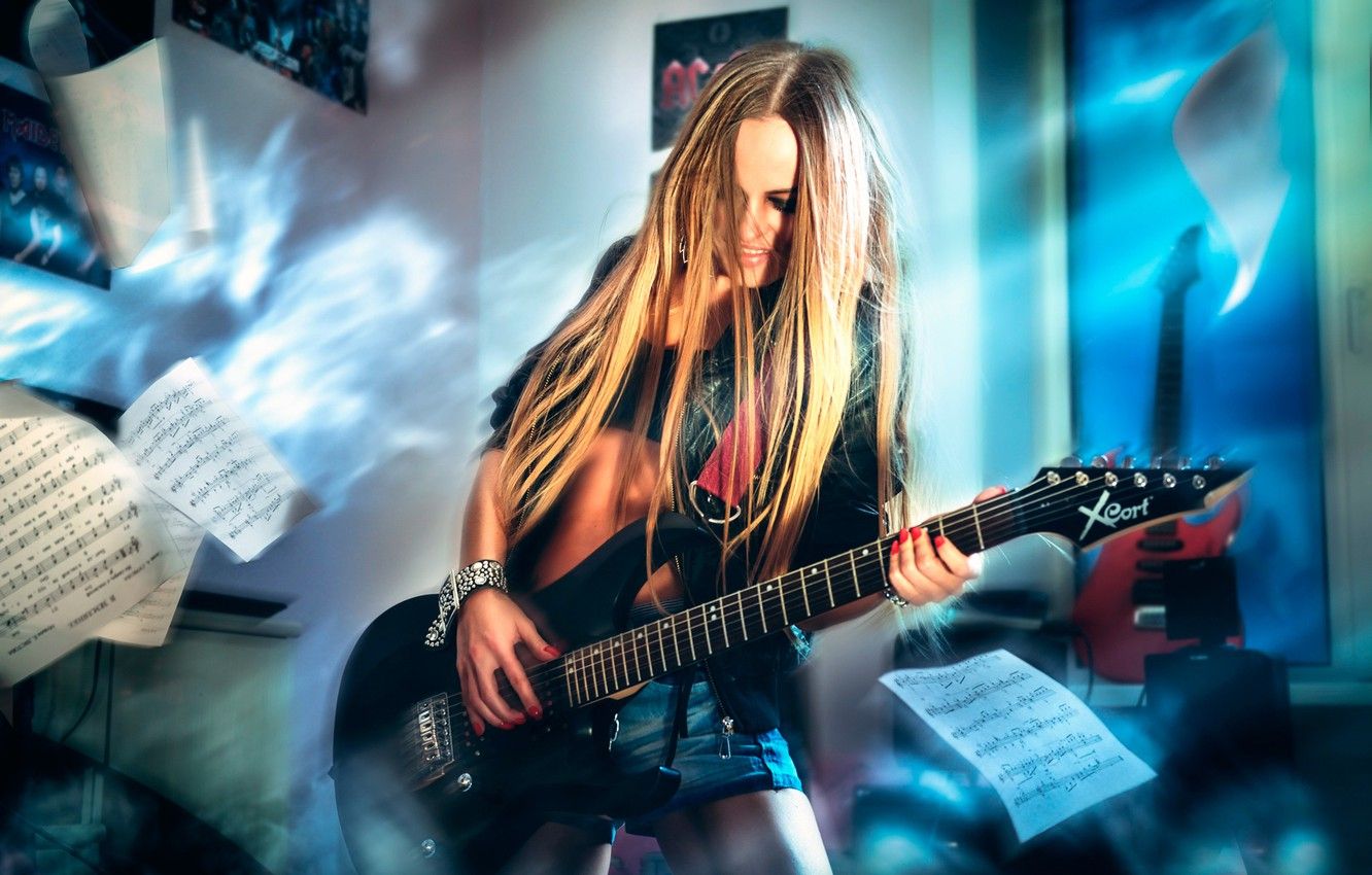 Алисия Симмонс бас гитаристка