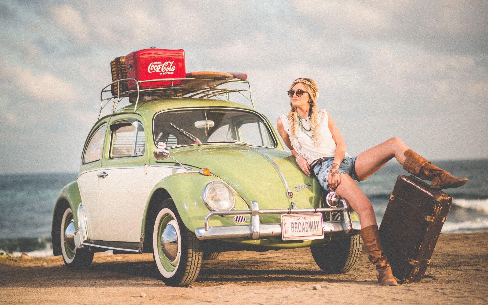 Download wallpaper: VW Beetle, blonde girl, model, travel 1920x1200