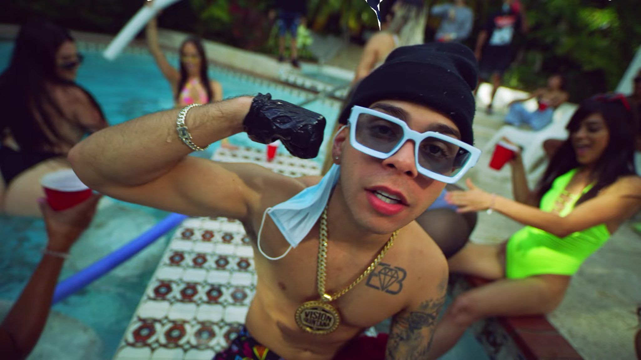 Enciclopedia Urbana no Twitter: Kevvo estrenó el tema 'Tyson', como clara referencia al reconocido boxeador con quien se compara. En su videoclip aparece el locutor boricua Molusco como un reportero que denuncia