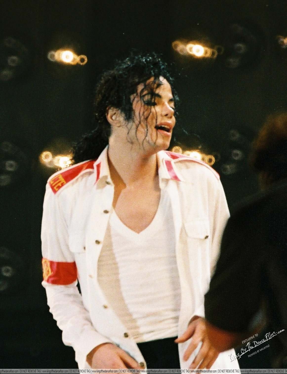 HQ pics of MJ performing MITM in Dangerous tour? (not the end credits and rocket man) [Archive] Jackson Community Official Fan Club Forum