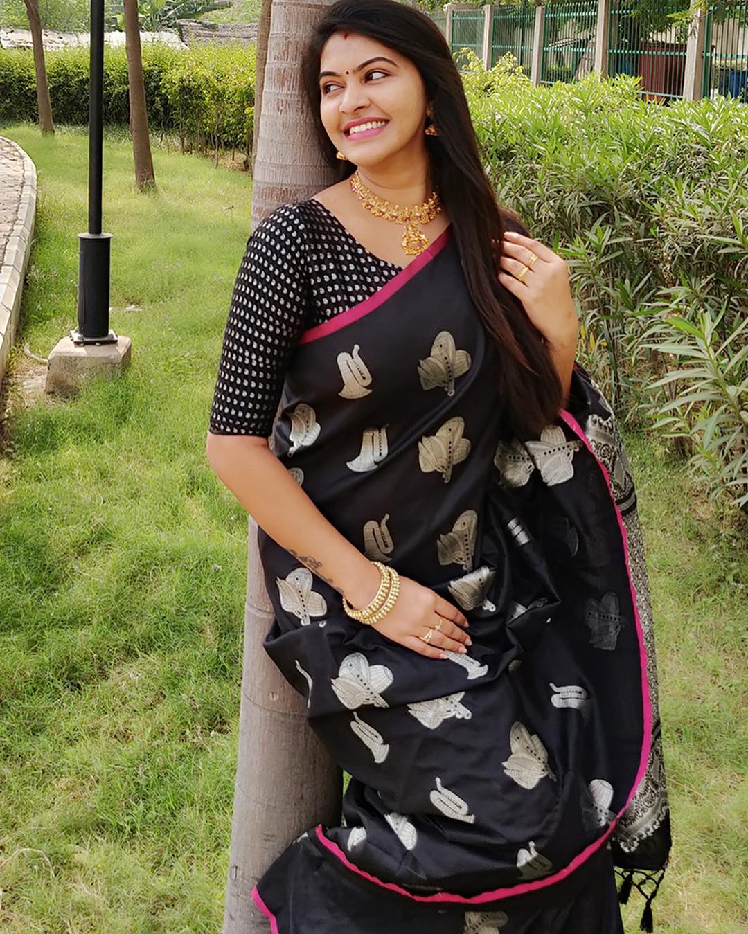 Saravanan Meenatchi Rachitha In Black Designer Saree Stills. Latest Indian Hollywood Movies Updates, Branding Online and Actress Gallery