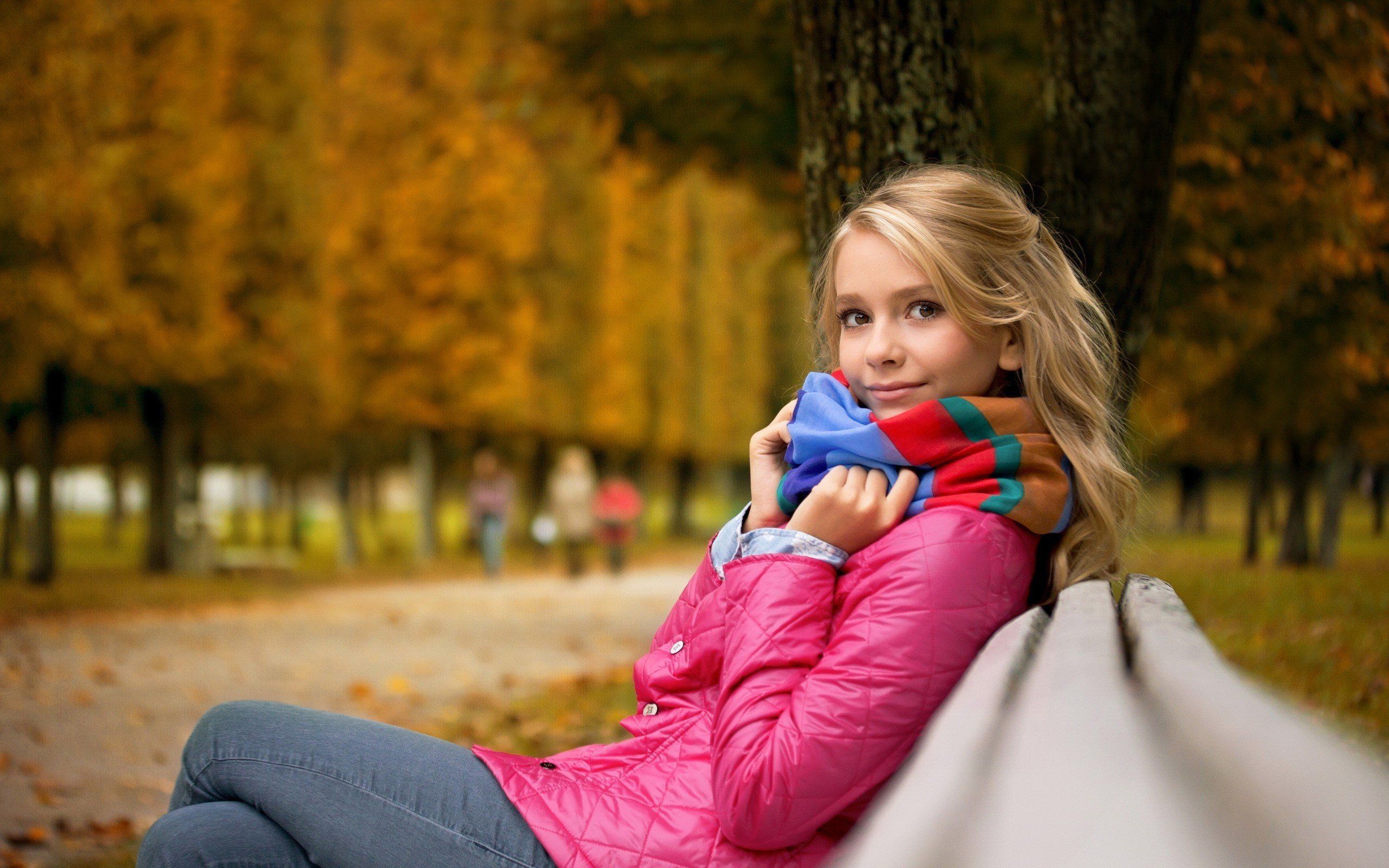 fall, Women, Blonde, Scarf, Bench, Jeans, Looking at viewer, Women outdoors, Park, Depth of field, Trees HD Wallpaper / Desktop and Mobile Image & Photo