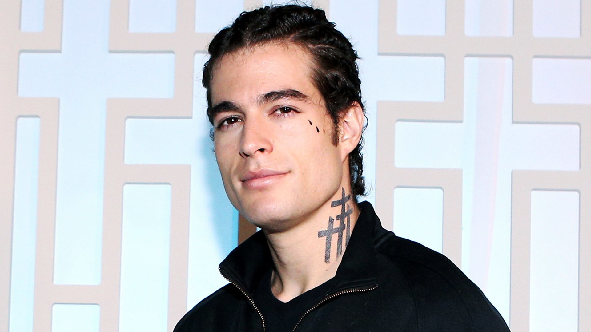 Danilo Carrera sorprende al aparecer con trenzas y tatuajes para su nuevo personaje junto a Paulina Goto. Shows Despierta América