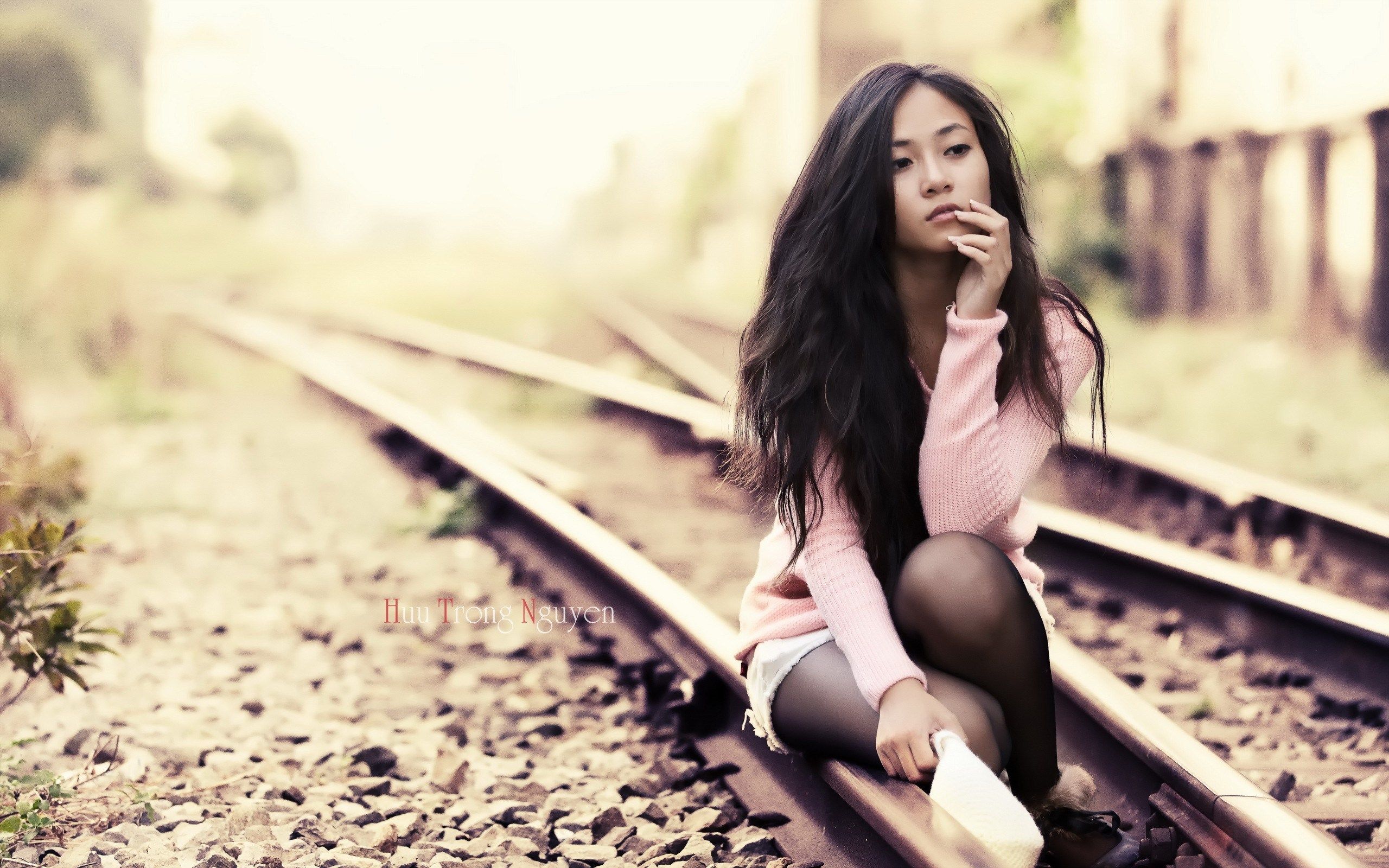 Railway Beauty Asian Girl wallpaperx1600