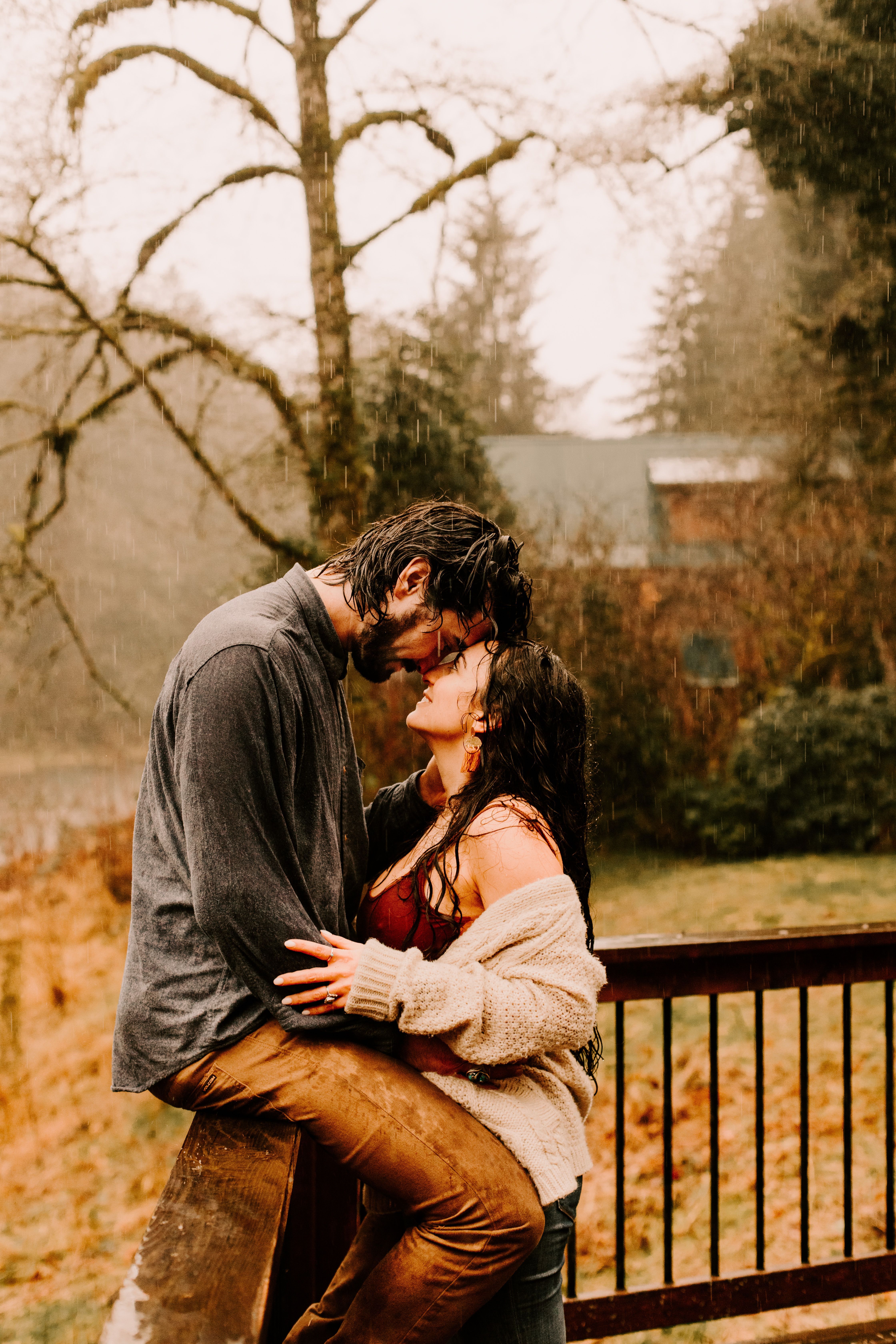 Jess + Kyle Rainy Engagement. Rainy photohoot, Romantic photohoot, Rain photo