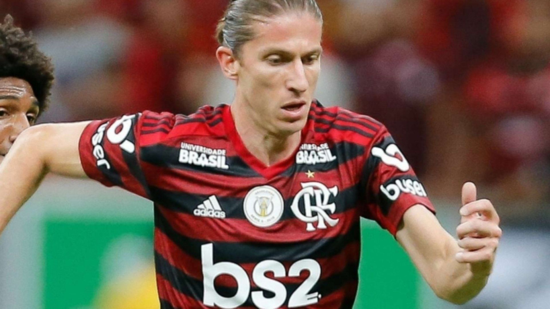 Filipe Luís sugere e Flamengo muda escudo de lugar no vestiário