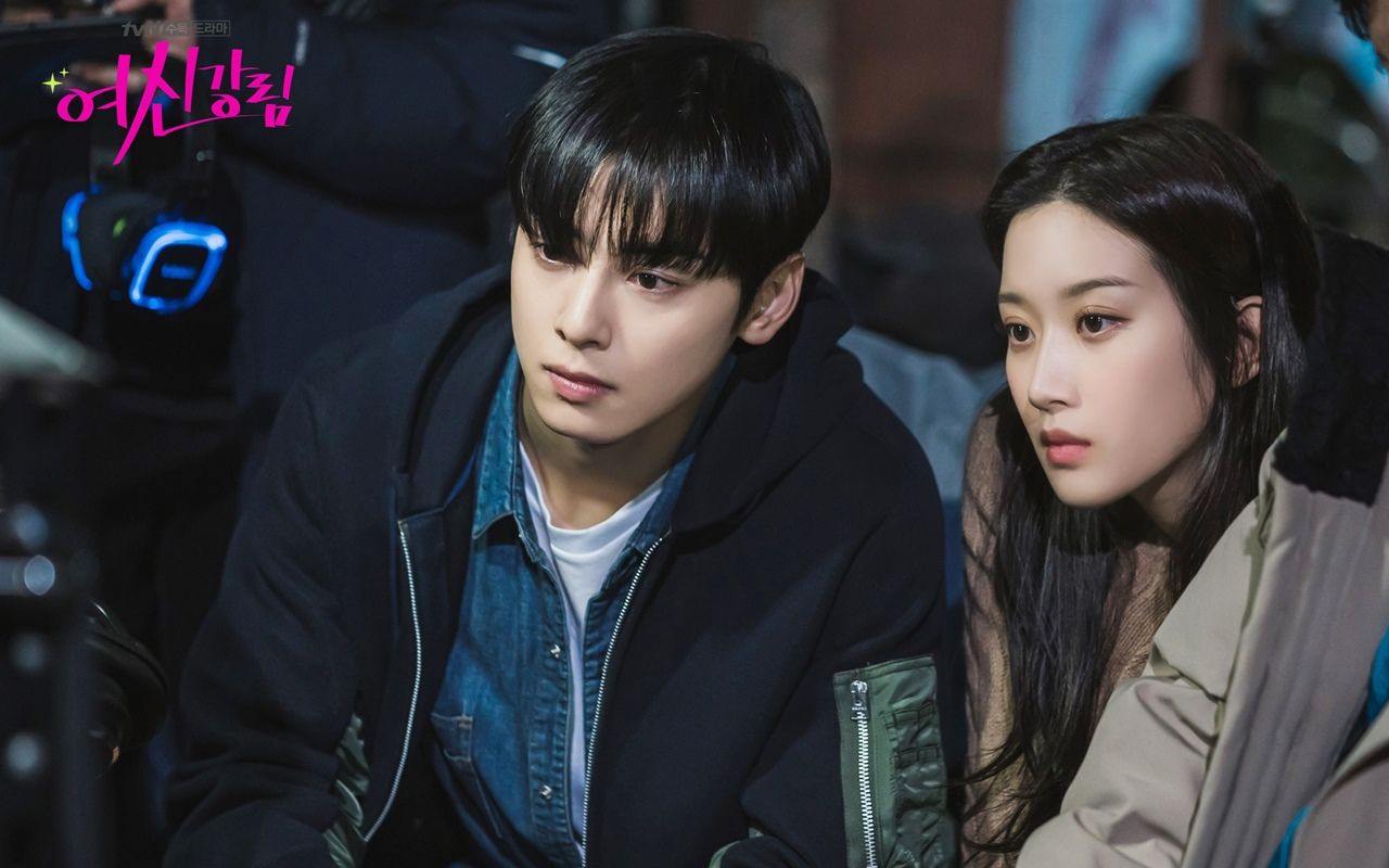 Different from the Webtoon, Cha Eunwoo and Moon Ga Young's kiss on 'True Beauty' triggers a debate
