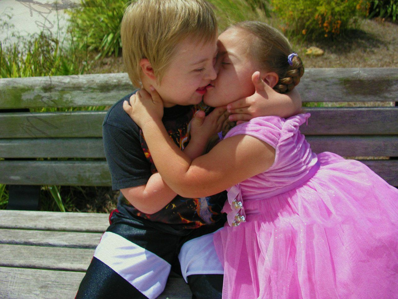 Фото девочка целует. Девочка. Детский поцелуй в губы. Поцелуй мальчика и девочки. Французский поцелуй детей.